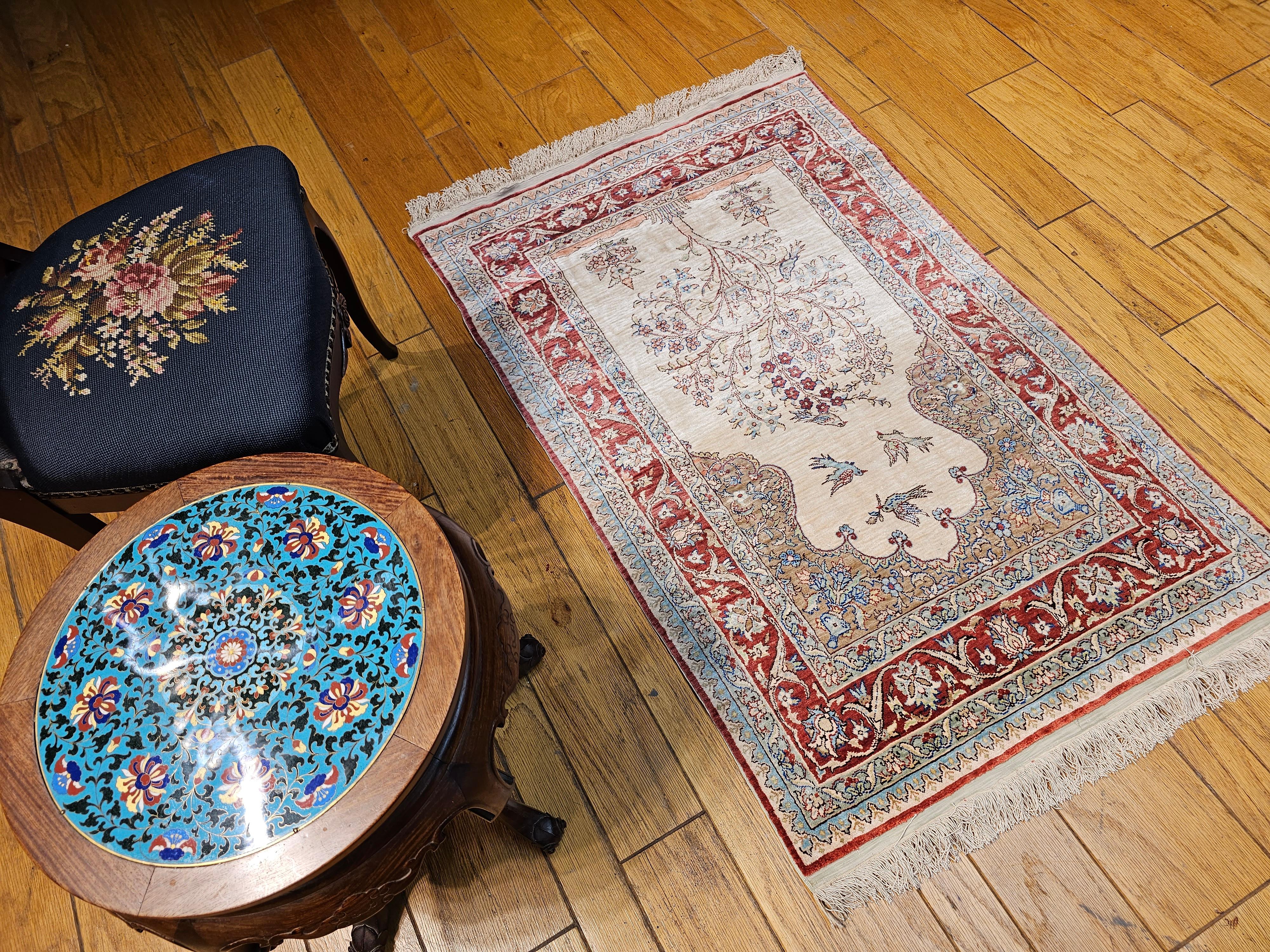 Türkischer Kayseri-Teppich aus Seide in Baum des Lebens-Muster in Elfenbein, Burgund, Blau im Angebot 1