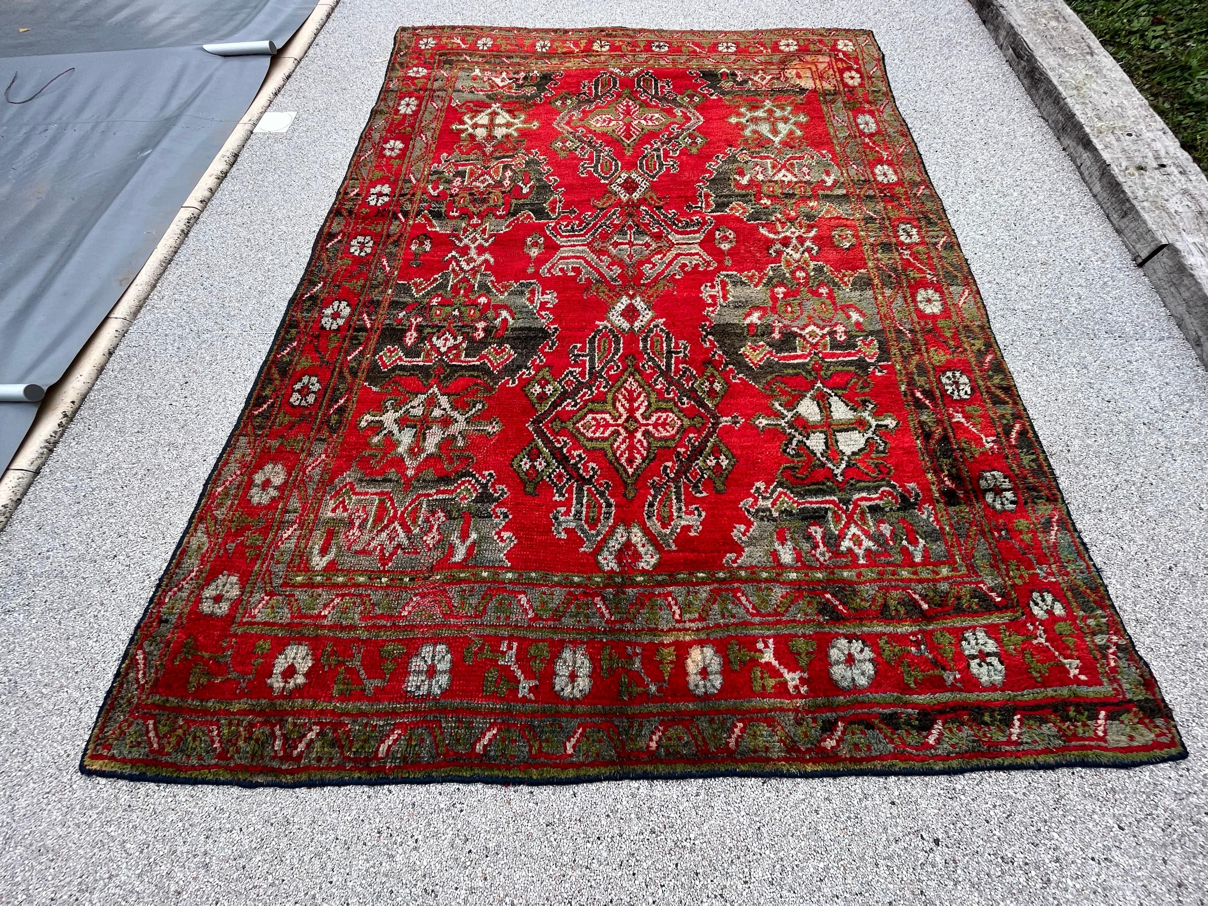 Turkish Ouchak rug early 20th century.

Ouchak rug, Circa 1900 with red background. Decor of staggered geometric medallions. Like Ouchak rugs, Smyrna rugs remain the most prized and sought after Turkish rugs by collectors and dealers.

The carpet