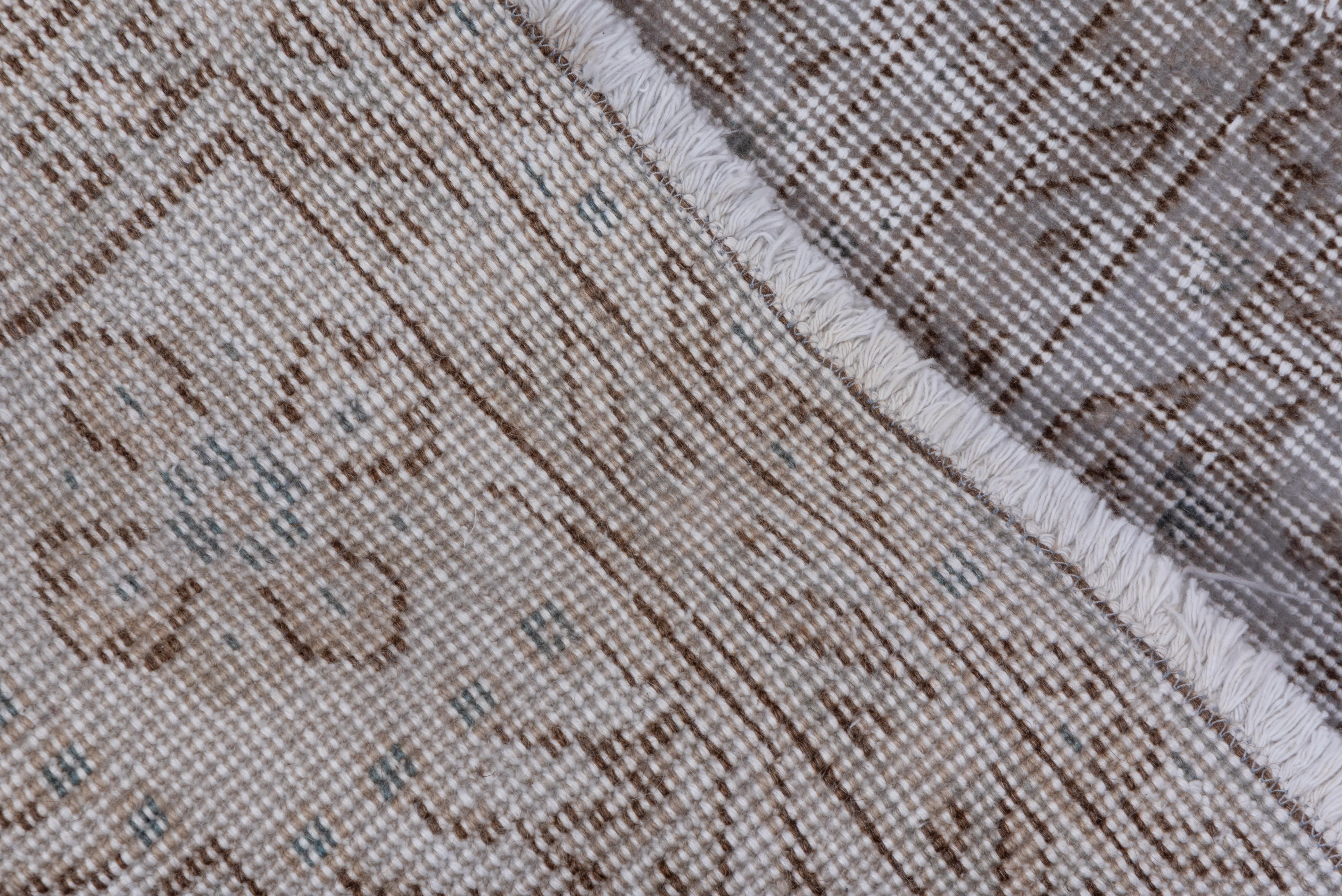 Tapis Sparta turc gris sur toute sa surface avec accents rouges et violets - Shabby Chic Bon état - En vente à New York, NY