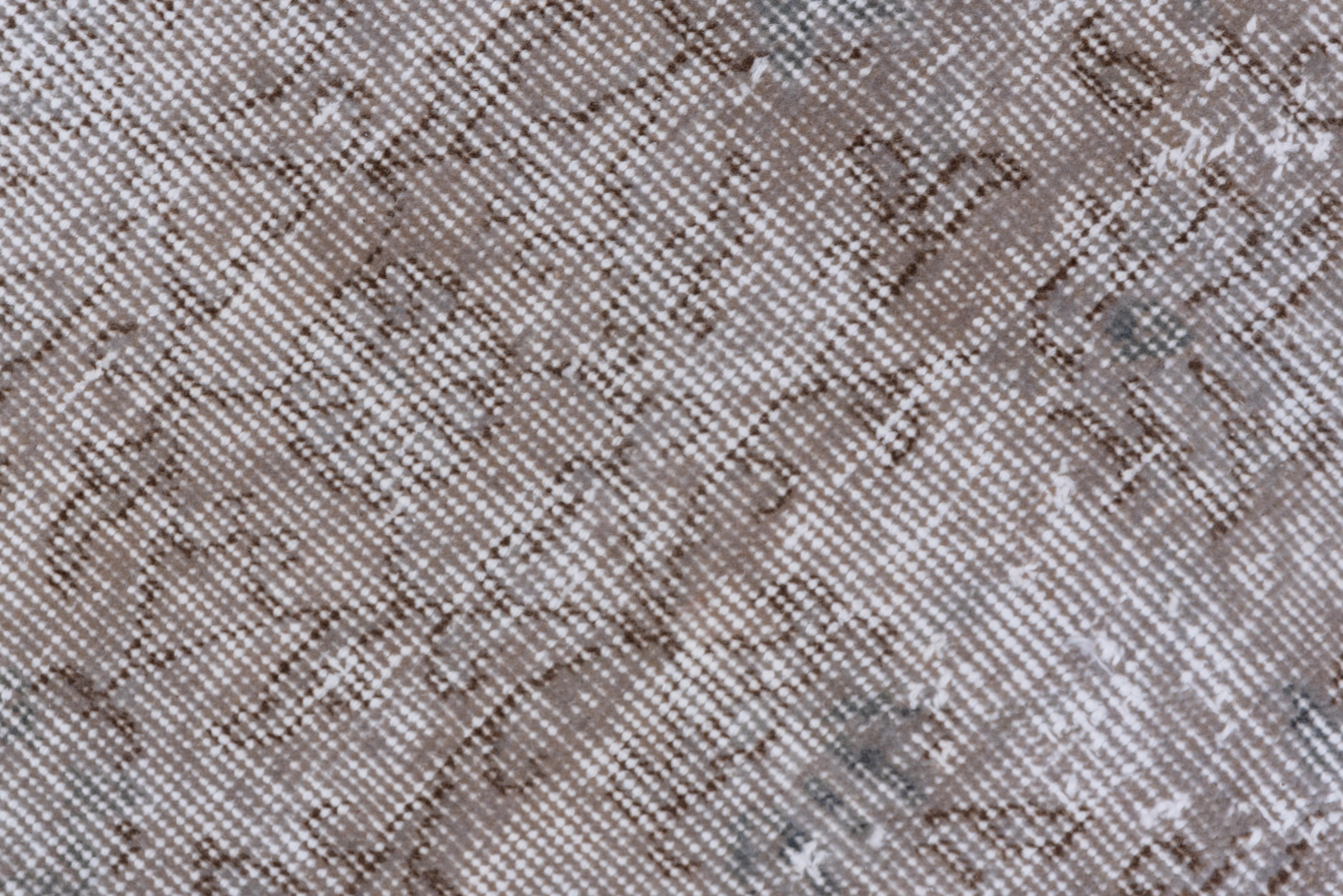 Milieu du XXe siècle Tapis Sparta turc gris sur toute sa surface avec accents rouges et violets - Shabby Chic en vente
