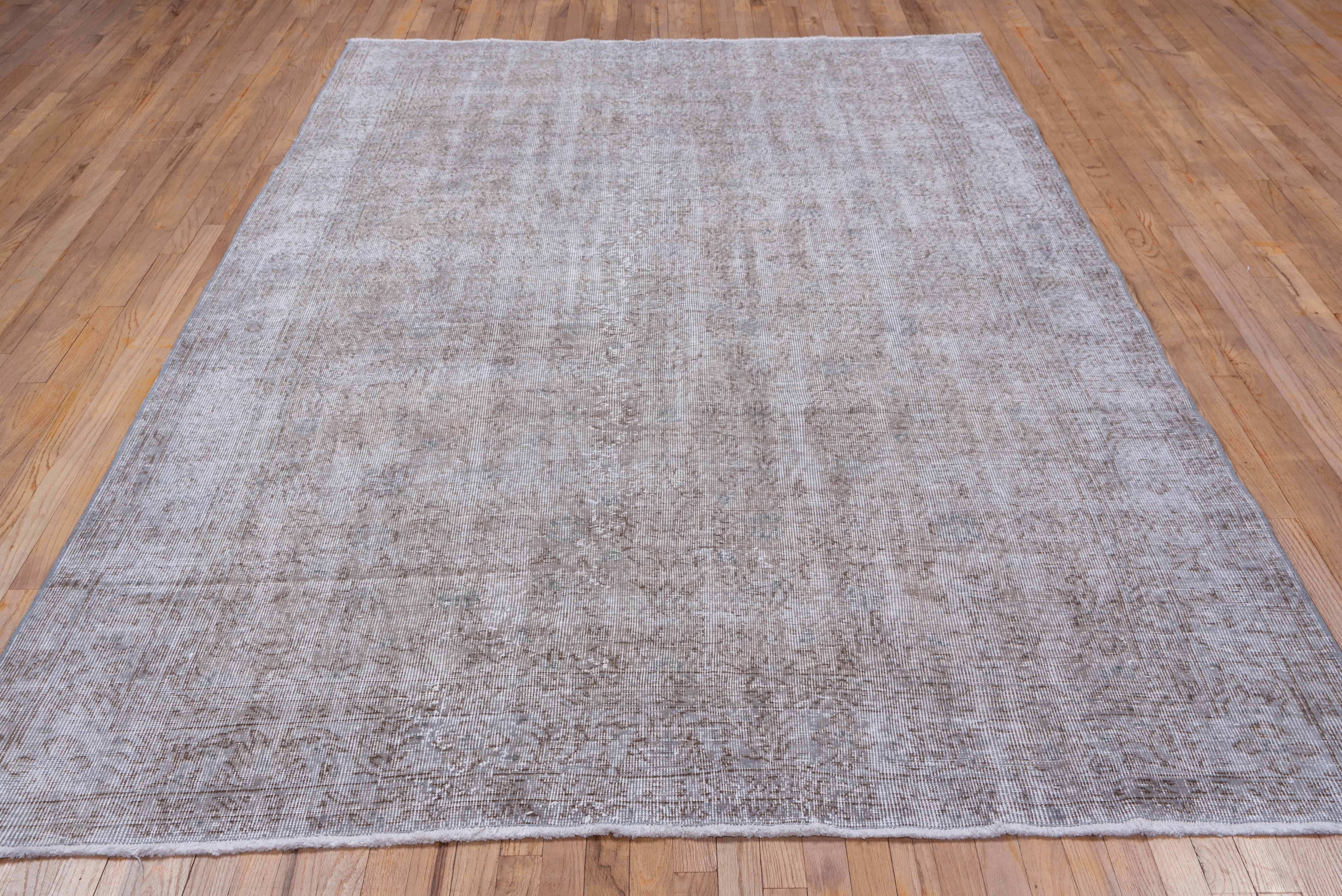 Tapis Sparta turc gris sur toute sa surface avec accents rouges et violets - Shabby Chic en vente 1