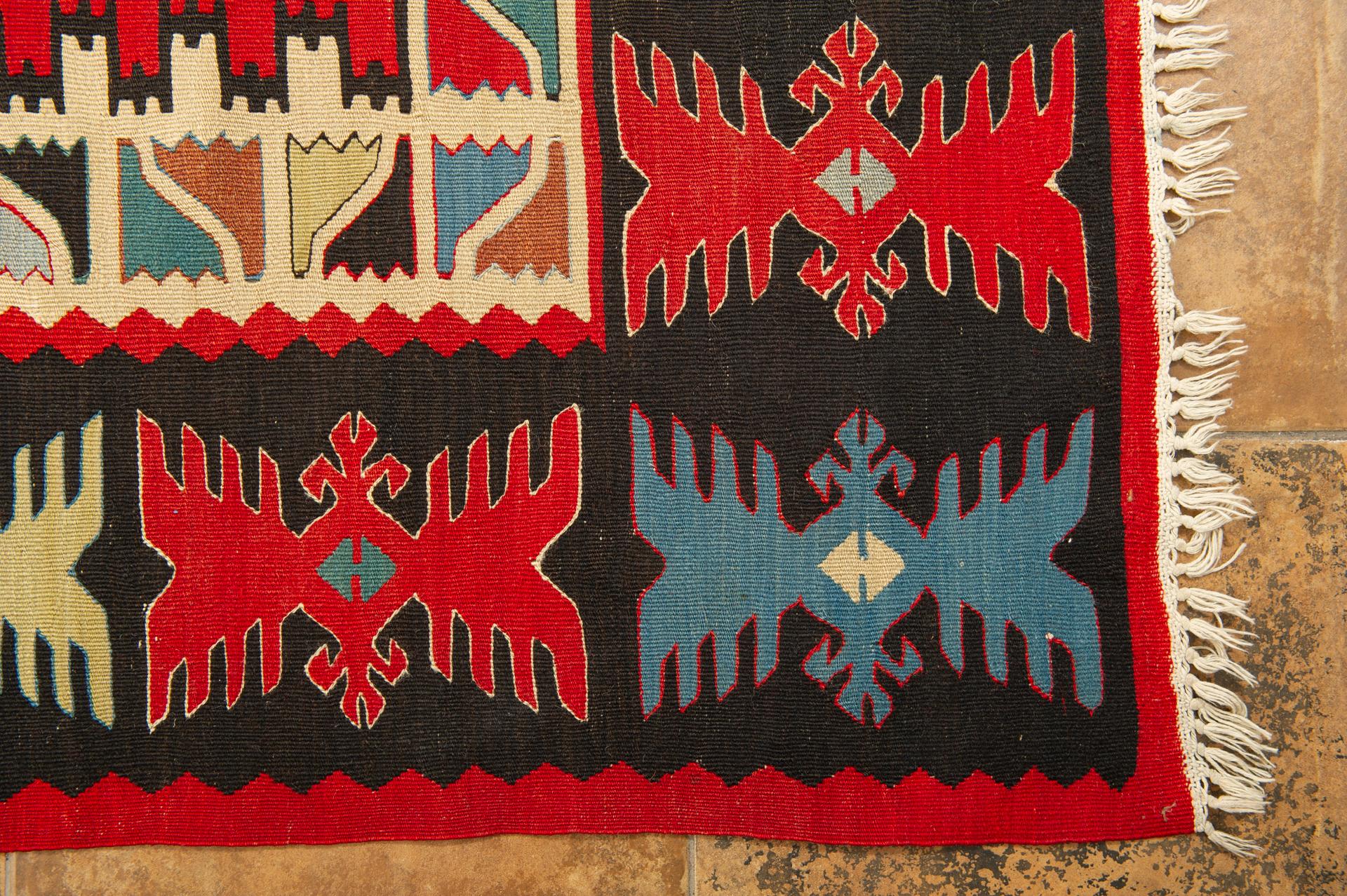 20ième siècle Grand carré turc  Kilim en vente