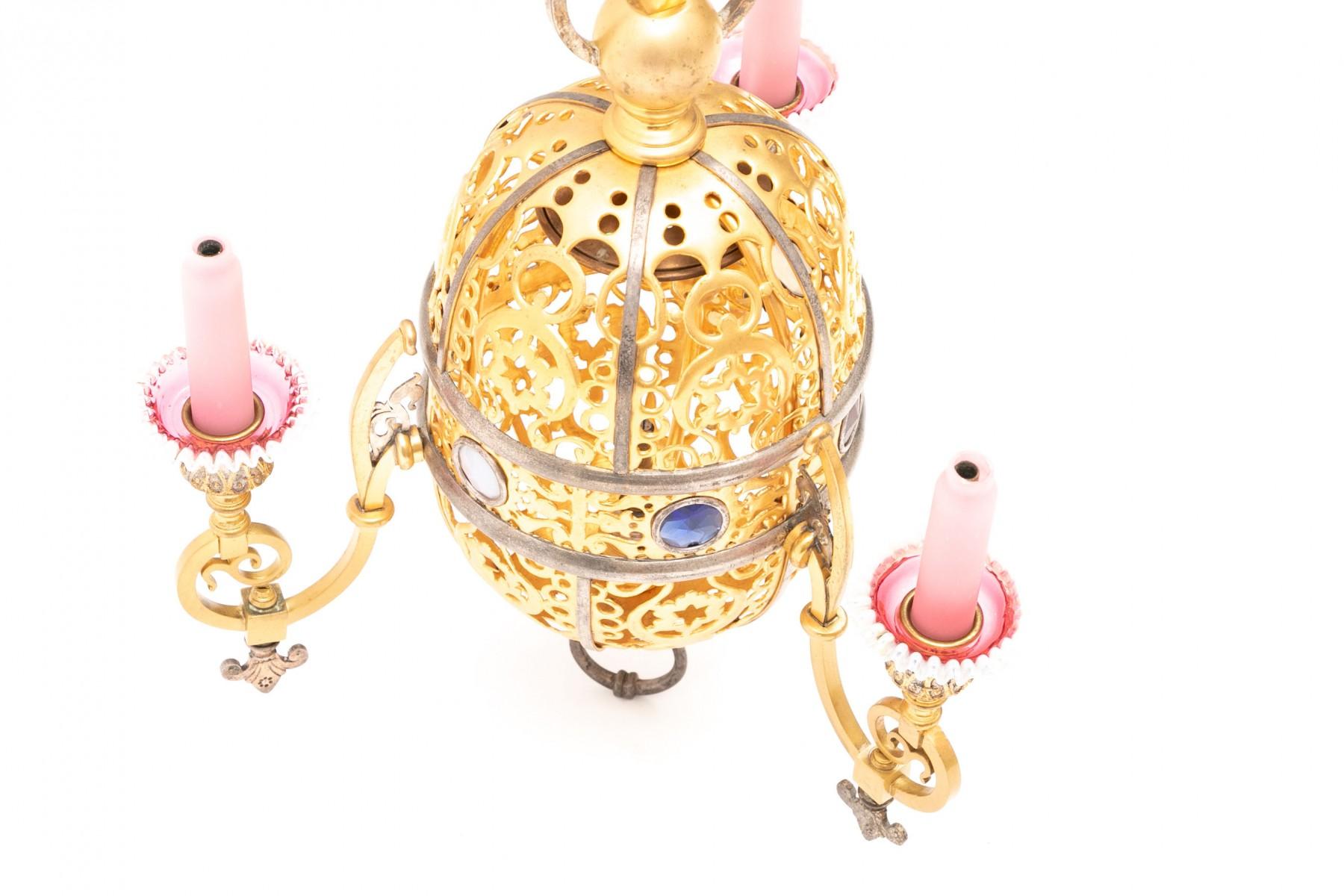 Vergoldete Hängelampe im türkischen Stil mit eingelegten Glasjuwelen, rosafarbenen Glaskerzendeckeln und rosafarbenen/weißen Glastropfenschalen.  Konzipiert für Gaslicht mit drei Kerzenarmen und einem Innenlicht und mit den originalen Gasbeschlägen.