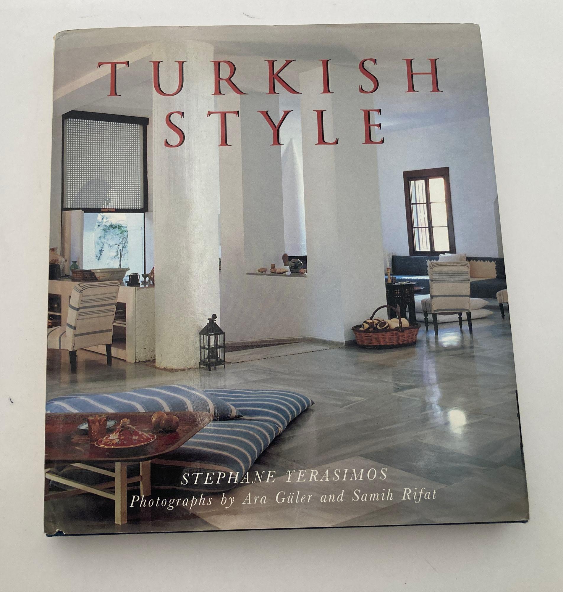 Le style turc Hardcover 1 novembre 1992 par Stephane Yerasimos (Auteur), Kaya Dincer.
La maison turque est une tradition vivante dont le raffinement s'est poursuivi sans interruption pendant plus de 10 000 ans, depuis les premières habitations