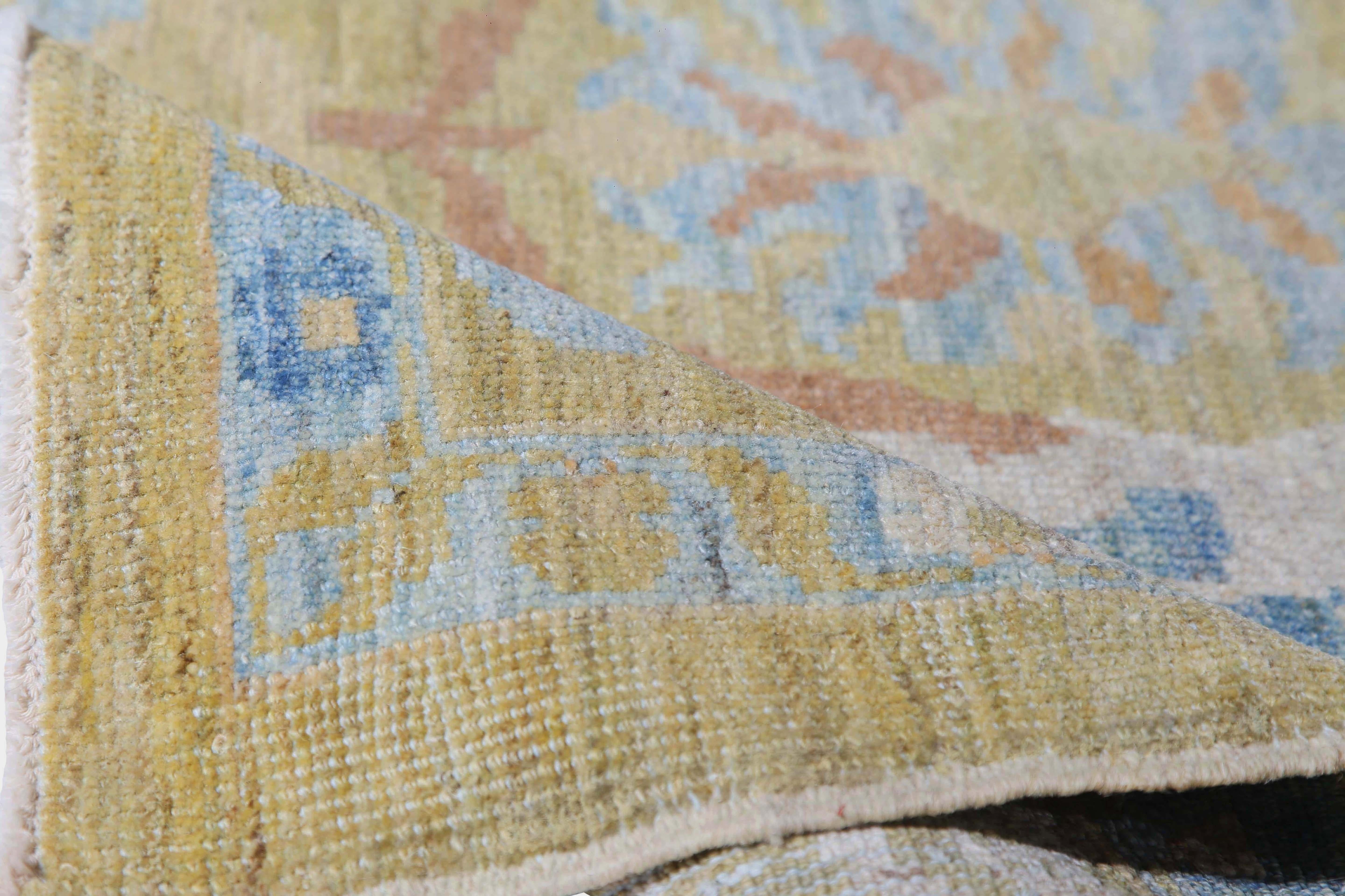 Suchen Sie einen einzigartigen und modernen Teppich für Ihr Zuhause? Dieser handgefertigte Sultanabad-Teppich aus der Türkei ist ein echter Hingucker! Mit den Maßen 8'1'' x 10'10'' hat dieser Teppich die perfekte Größe, um jeden Wohnbereich zu