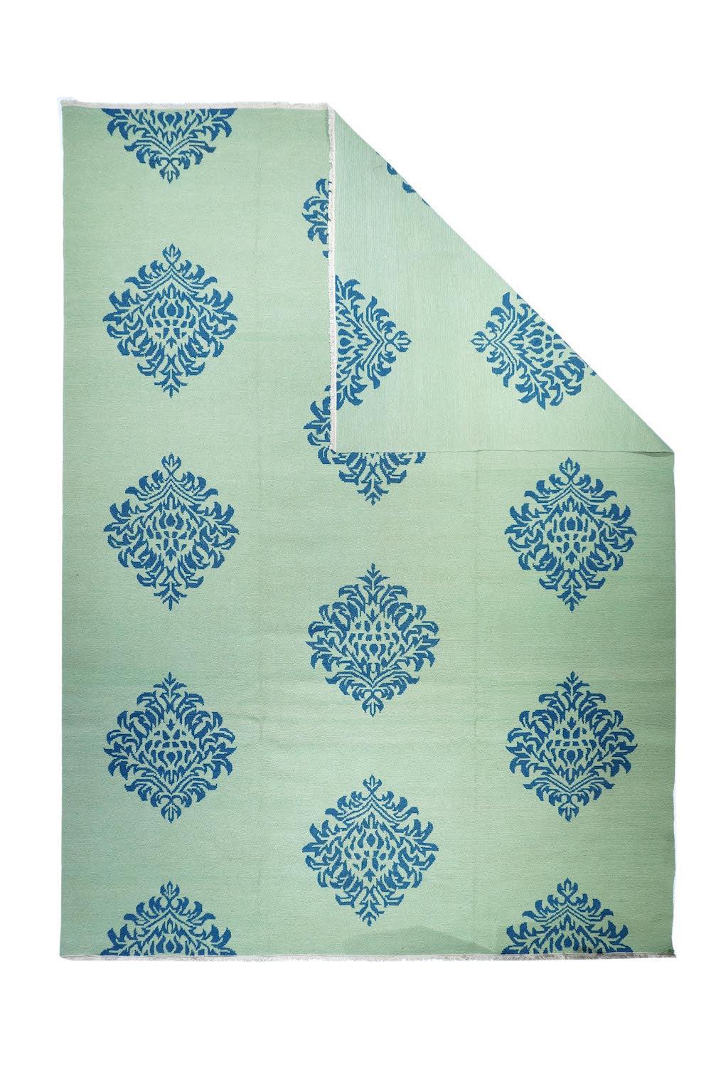 Türkischer Sumak-Teppich 10'0'' x 14'0''. Dieser mäßig geknüpfte Teppich aus jüngerer Zeit zeigt eine bitonale Palette, die sich in drei versetzten Säulen mit unzusammenhängenden Palmetten im Renaissance-Stil manifestiert, die auf einem