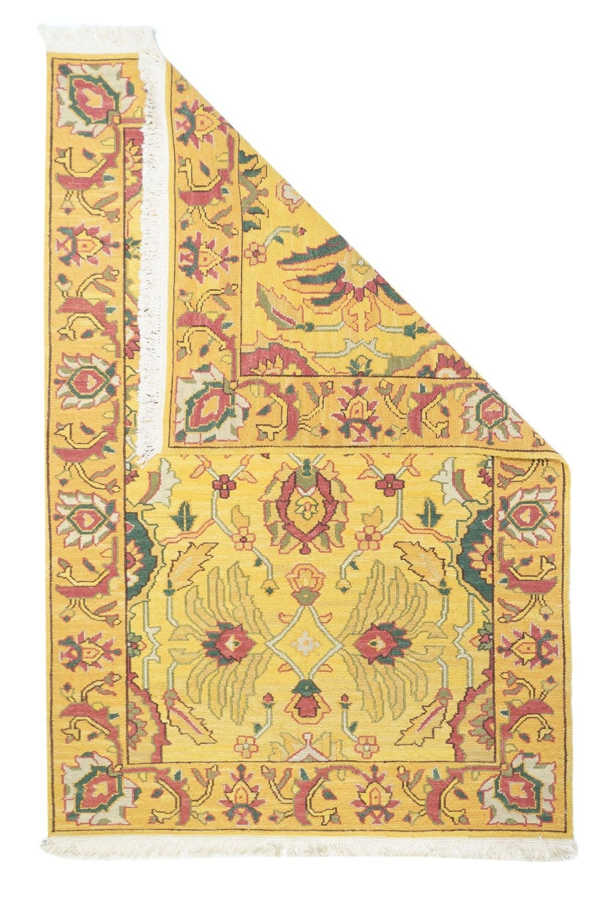 Türkischer Sumak-Teppich 4'1'' x 6'1''. Eher eine Technik als eine bestimmte Art, bei der die Kettfäden mit farbigen Schussfäden umwickelt werden, um ein Muster zu erzeugen. Kaukasische, türkische, persische und andere Typen.  Ergibt einen flachen,