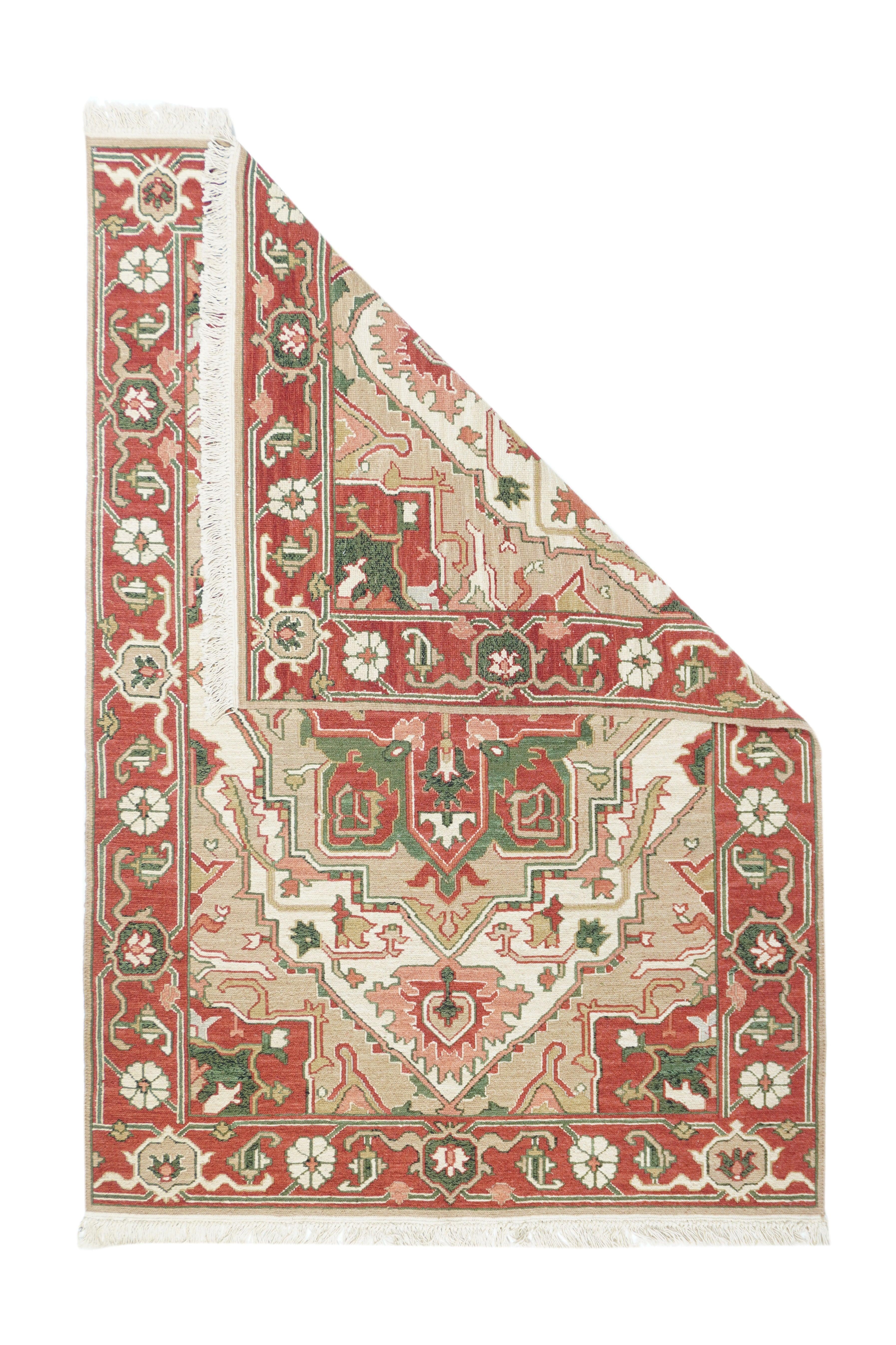 Türkischer Sumak-Teppich 4'1'' x 6'1''. Eher eine Technik als eine bestimmte Art, bei der die Kettfäden mit farbigen Schussfäden umwickelt werden, um ein Muster zu erzeugen. Kaukasische, türkische, persische und andere Typen.  Ergibt einen flachen,