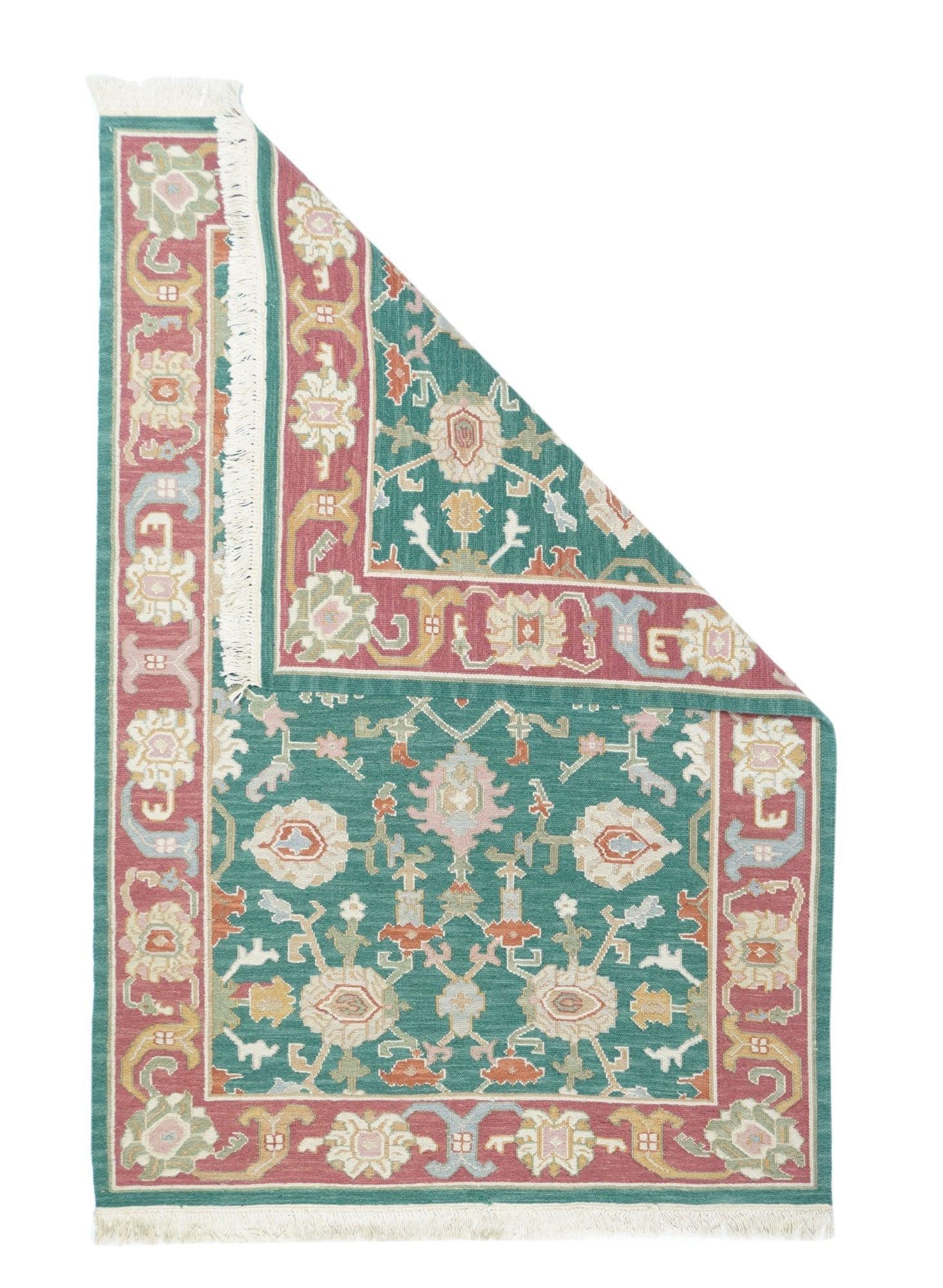 Türkischer Sumak-Teppich 4'1'' x 6'1''. Eher eine Technik als eine bestimmte Art, bei der die Kettfäden mit farbigen Schussfäden umwickelt werden, um ein Muster zu erzeugen. Kaukasische, türkische, persische und andere Typen.  Ergibt einen flachen,