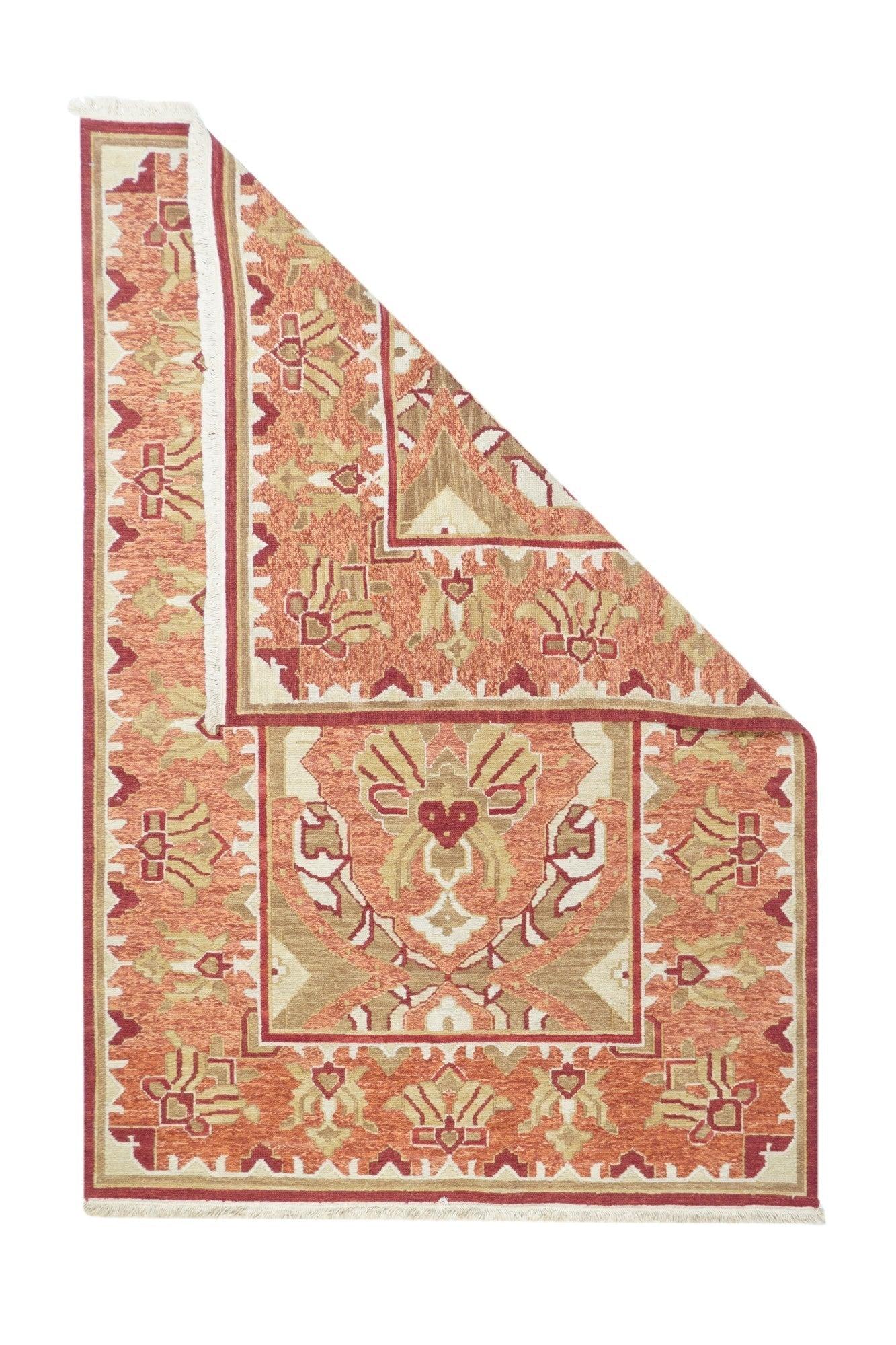 Türkischer Sumak-Teppich 4'1'' x 6'1''. Eher eine Technik als eine bestimmte Art, bei der die Kettfäden mit farbigen Schussfäden umwickelt werden, um ein Muster zu erzeugen. Kaukasische, türkische, persische und andere Typen.  Ergibt einen flachen,