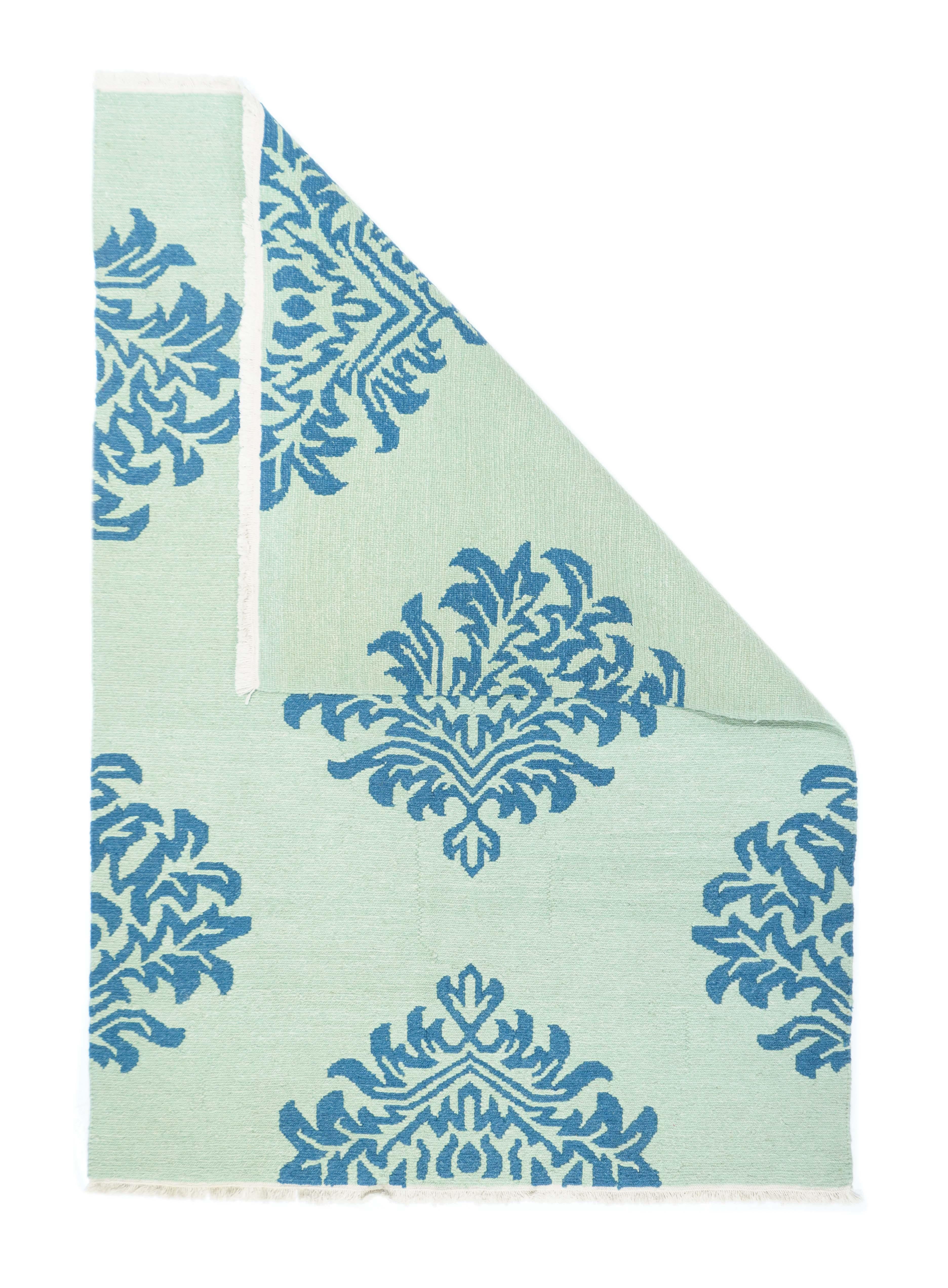 Tappeto Sumak turco 4'1'' x 6'1''. Una tecnica, più che un tipo specifico, in cui gli orditi sono avvolti da trame colorate per creare un disegno. Caucasico, turco, persiano e altri tipi. Produce un tappeto piatto, senza pelo, che può essere girato