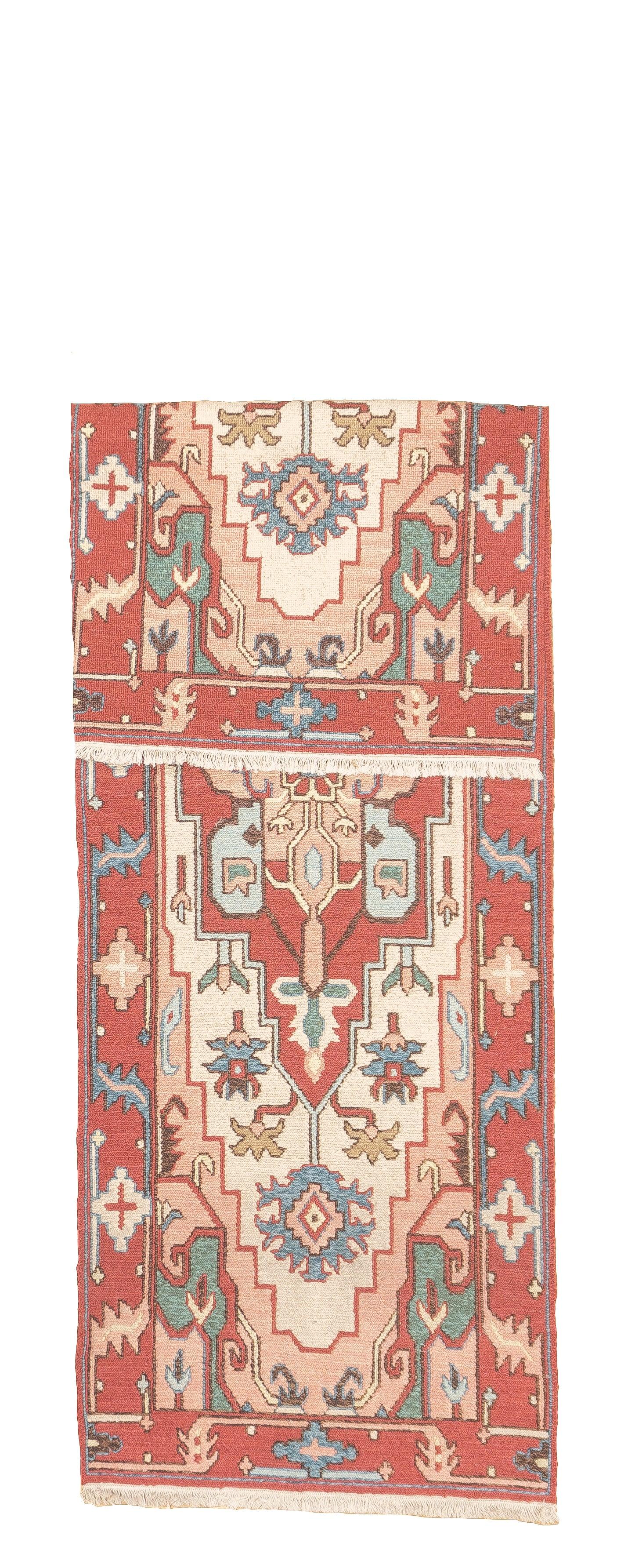 Runner turco Sumak 2'8'' x 8'0''. Una tecnica, piuttosto che un tipo specifico, in cui gli orditi sono avvolti da trame colorate per creare un disegno. Caucasico, turco, persiano e altri tipi. Produce un tappeto piatto, senza pelo, che può essere