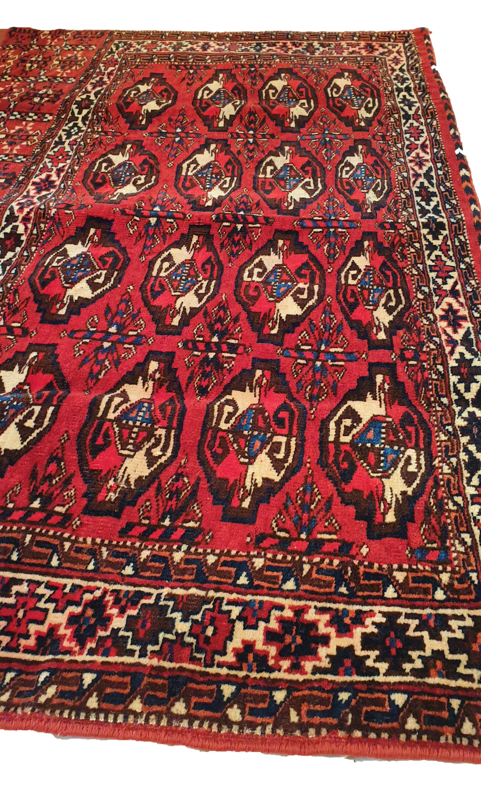 Handgeknüpfter Teppich in einer turkmenischen Fabrik.
Hohe Qualität, schöne Grafiken und bemerkenswerte Finesse.
Dichte: Etwa 12 000 Knoten pro dm².
Perfekter Erhaltungszustand.

Abmessungen: 120 x 75 cm.