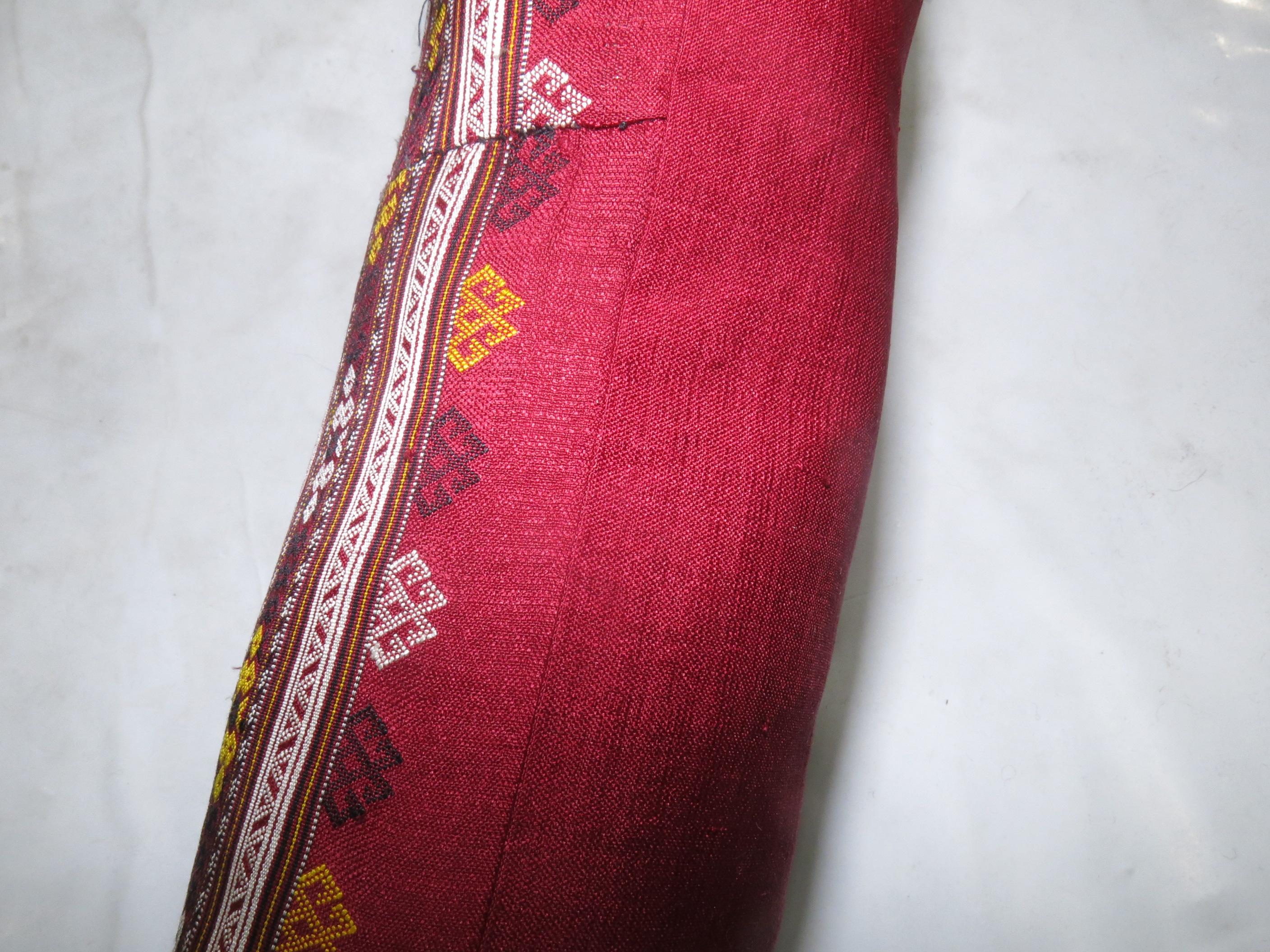 Kissen aus einem türkischen Textil aus der Mitte des 20. Jahrhunderts. Größe der Nackenrolle. 11'' x 24''.