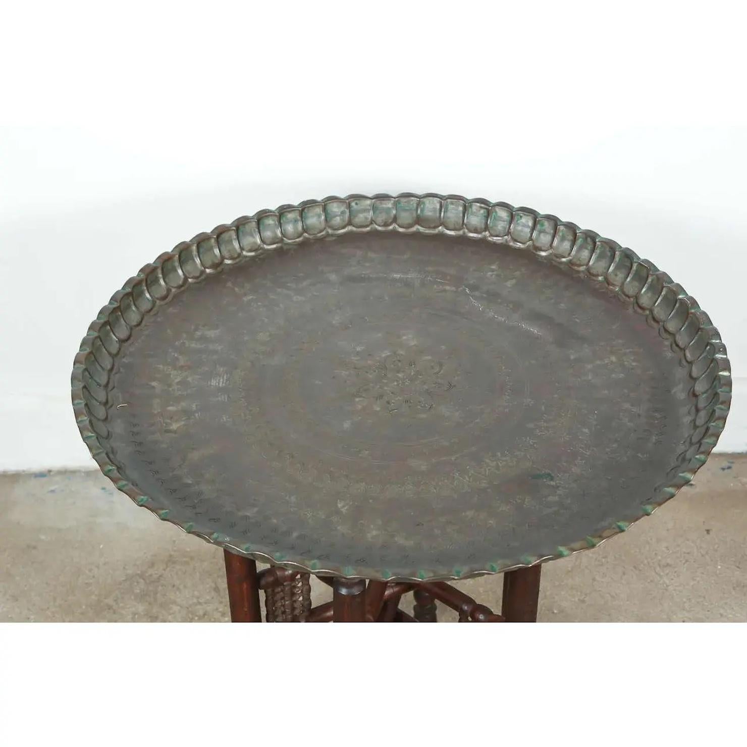 Mesa bandeja turca de estaño y cobre sobre soporte plegable de madera en Bueno estado para la venta en North Hollywood, CA