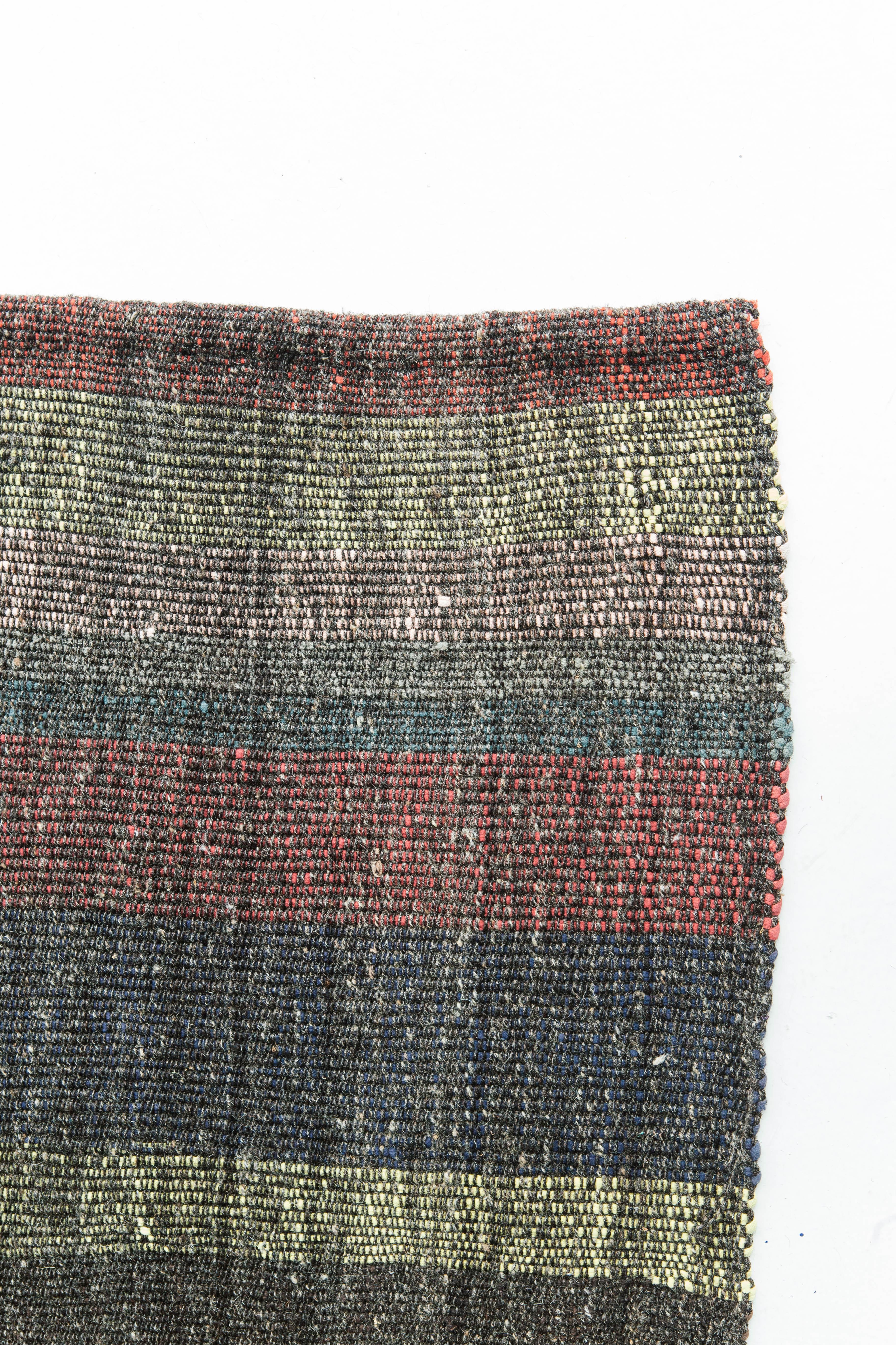 Ce Kilim Tisse turc tisse des couleurs magnifiques pour créer un motif écossais abstrait. Les différentes couleurs créent un aspect chaleureux et cohérent dans une texture intéressante. Ce tissage plat serait un excellent complément pour rehausser