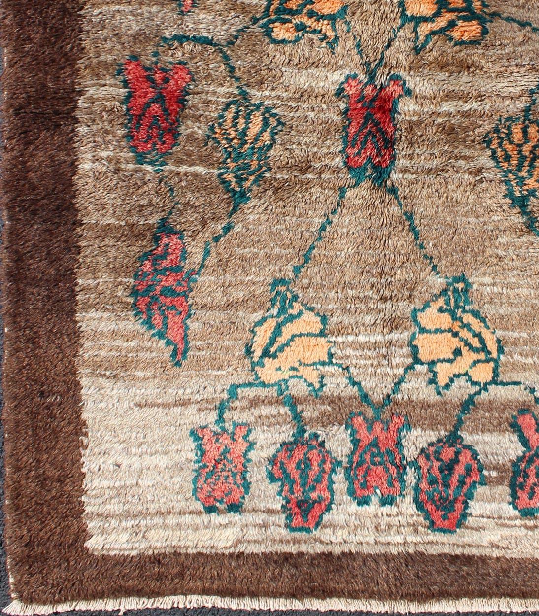 Vintage Tulu rug with Camel Color Field and Flowers Surrounded by Brown Border

Measures: 3'8 x 4'7

Made with very fine angora blend wool, this Turkish Tulu has Camel Color Field Surrounded by a Chocolate Border. Keivan Woven Arts rug/EN-112452  