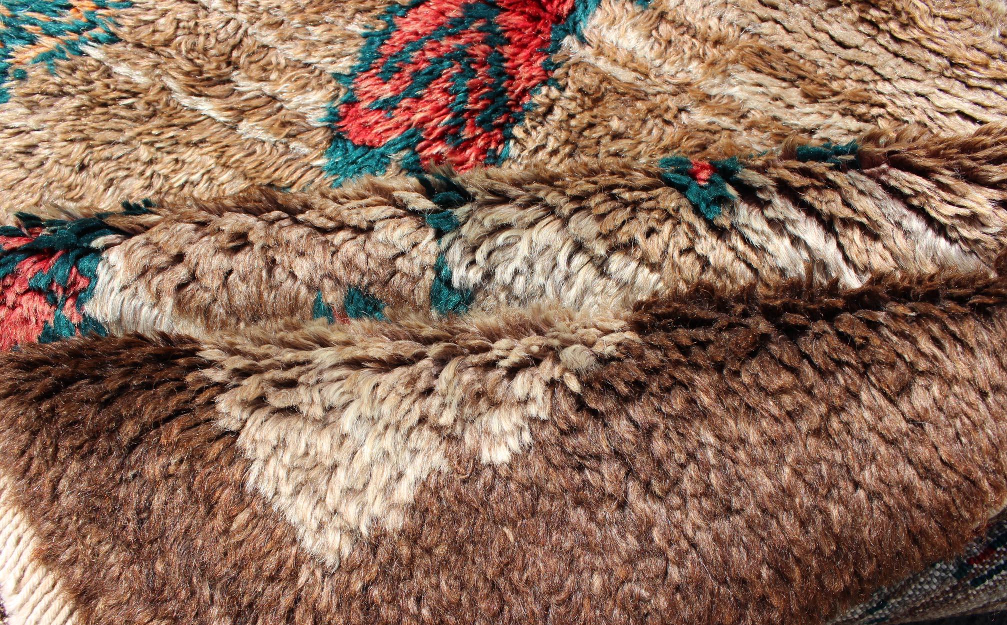 Noué à la main Tapis Tulu vintage en laine fine avec champ de couleur camel et bordure marron en vente