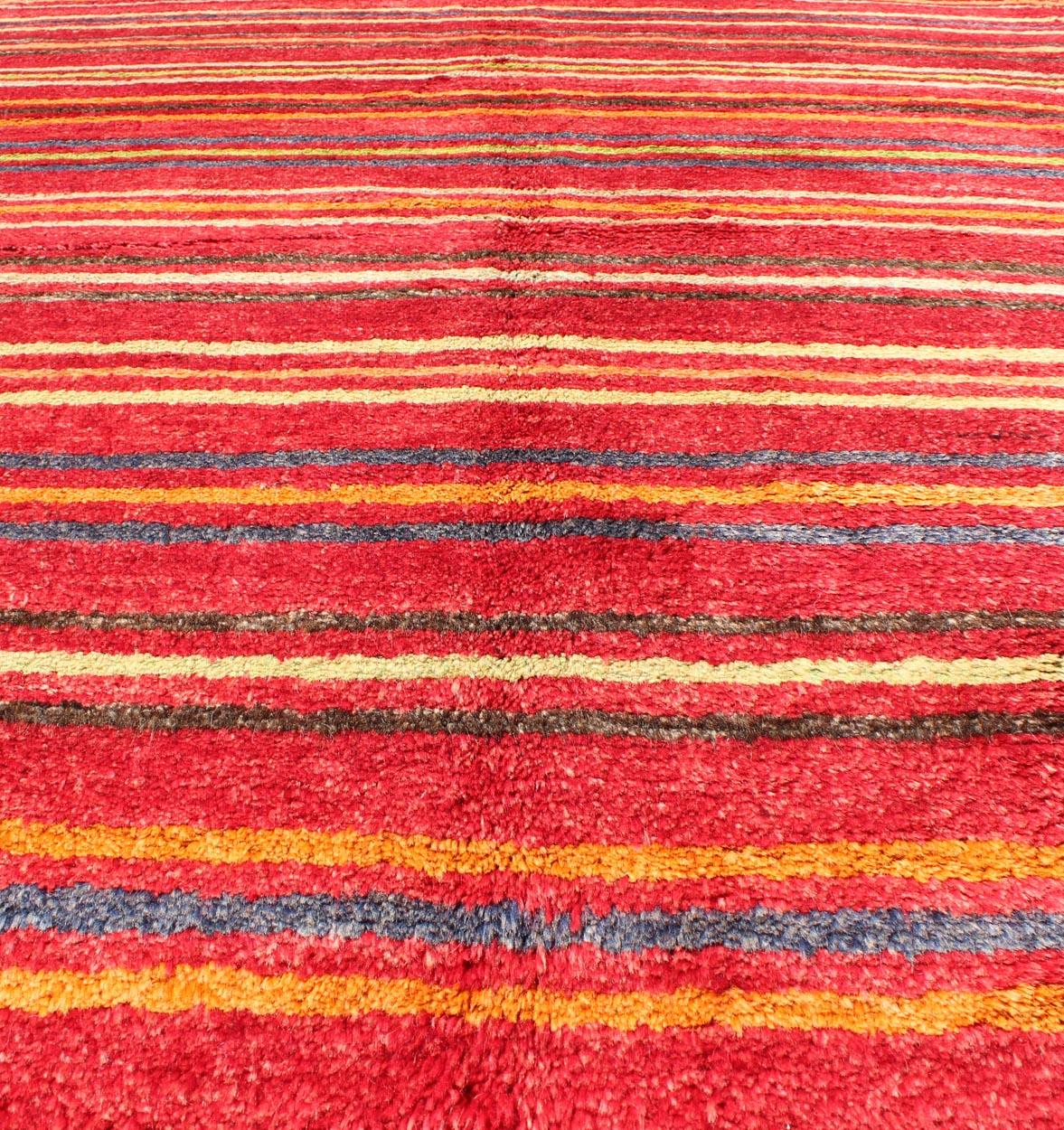 Tappeto turco Tulu con motivo a strisce colorate in rosso, arancione, blu e verde in vendita 3