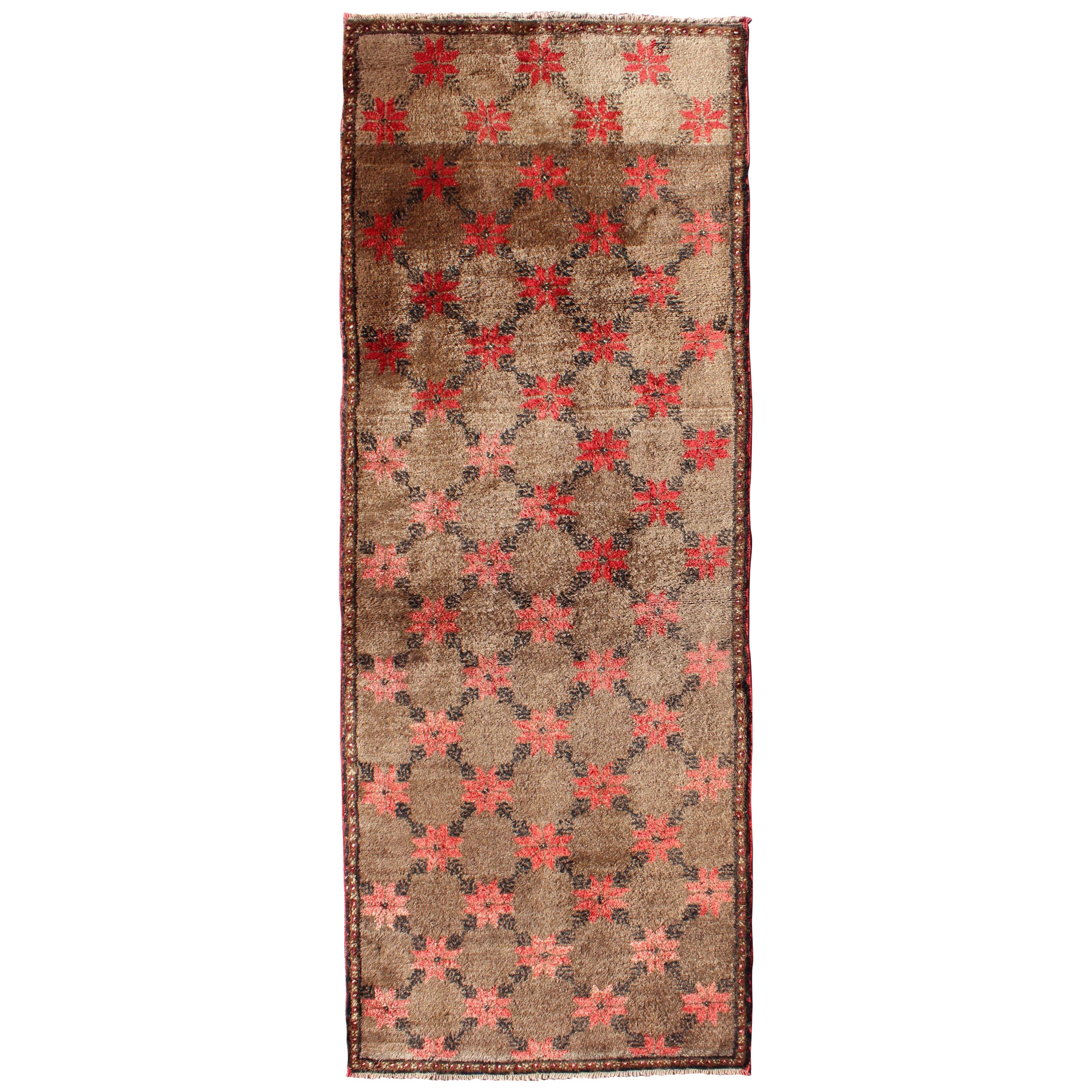 Türkischer Tulu-Läufer mit Poinsettias-Design in Braun, Anthrazit, Rot und Elfenbein