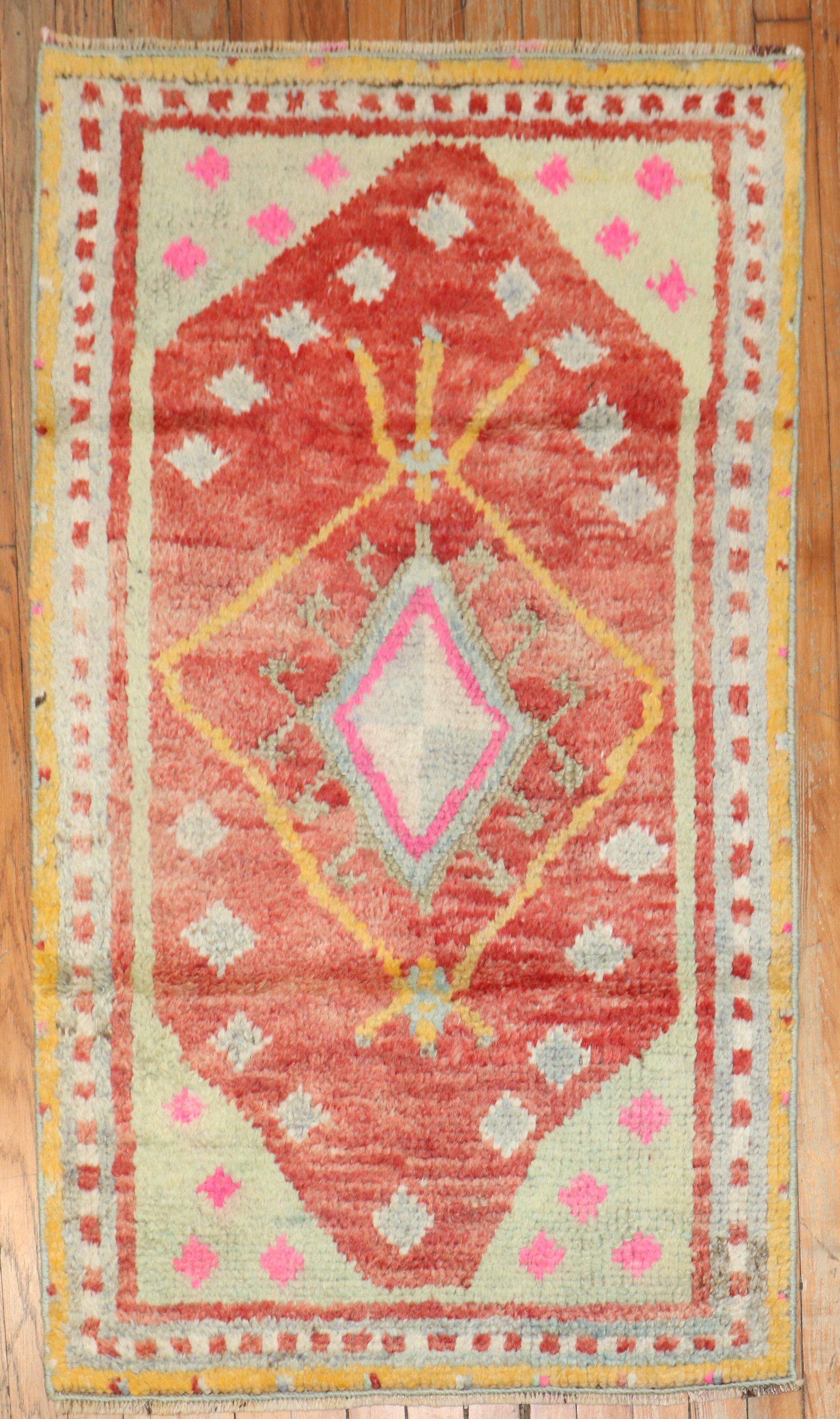 Ein türkischer Tulu-Teppich in Streugröße aus der Mitte des 20.

Maße: 2'6