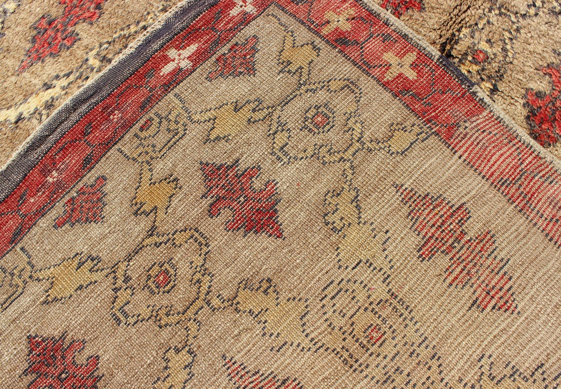 Mid Century Tulu Carpet in Sand Color Background For Sale 5