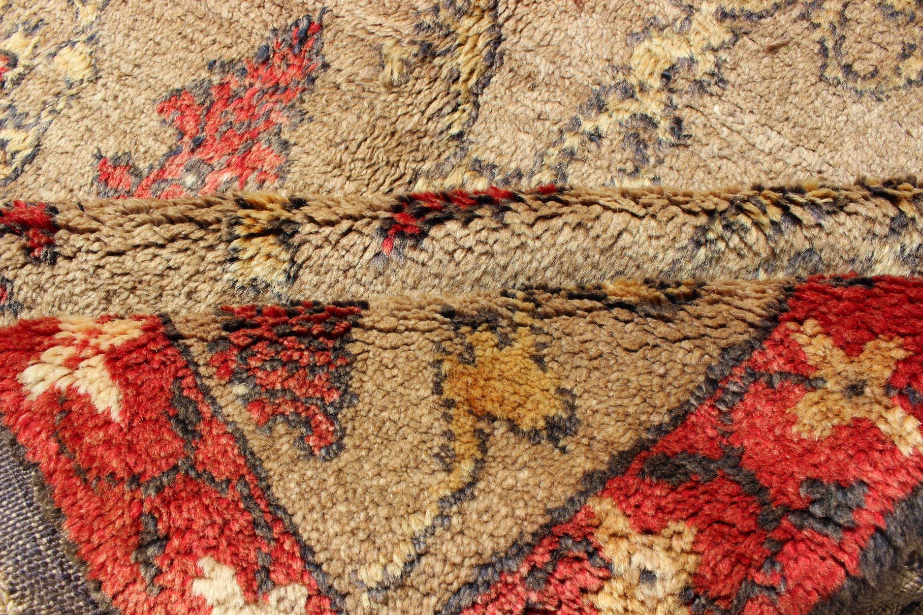 Mid Century Tulu Carpet in Sand Color Background In Excellent Condition For Sale In Atlanta, GA