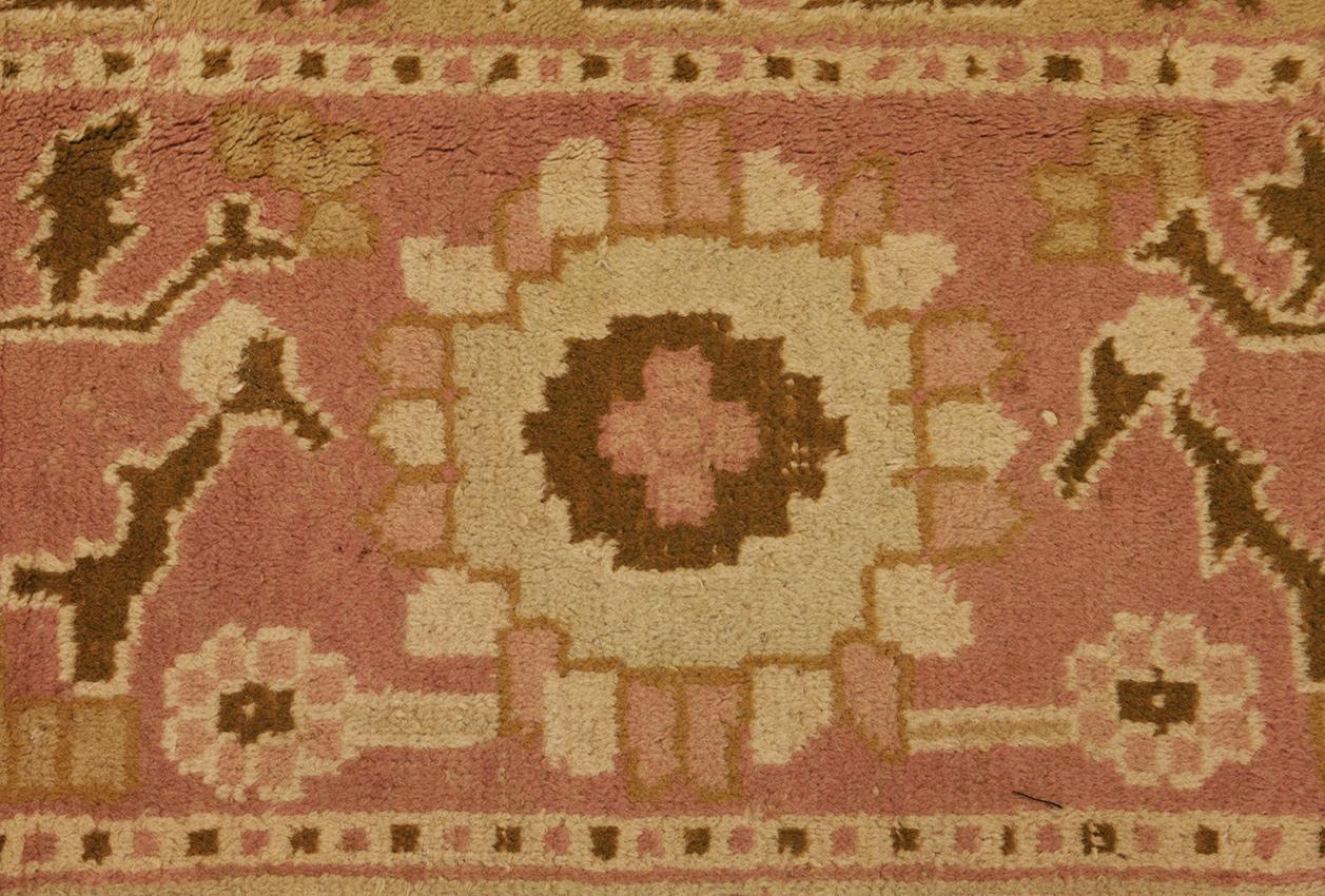Ce superbe tapis turc Ushak tissé à la main dans le village de Borlu date probablement de plus d'un siècle, comme en témoigne son artisanat complexe. Tissé en Turquie à la fin des années 1800, ce tapis Ushak (Oushak) est une véritable œuvre d'art.