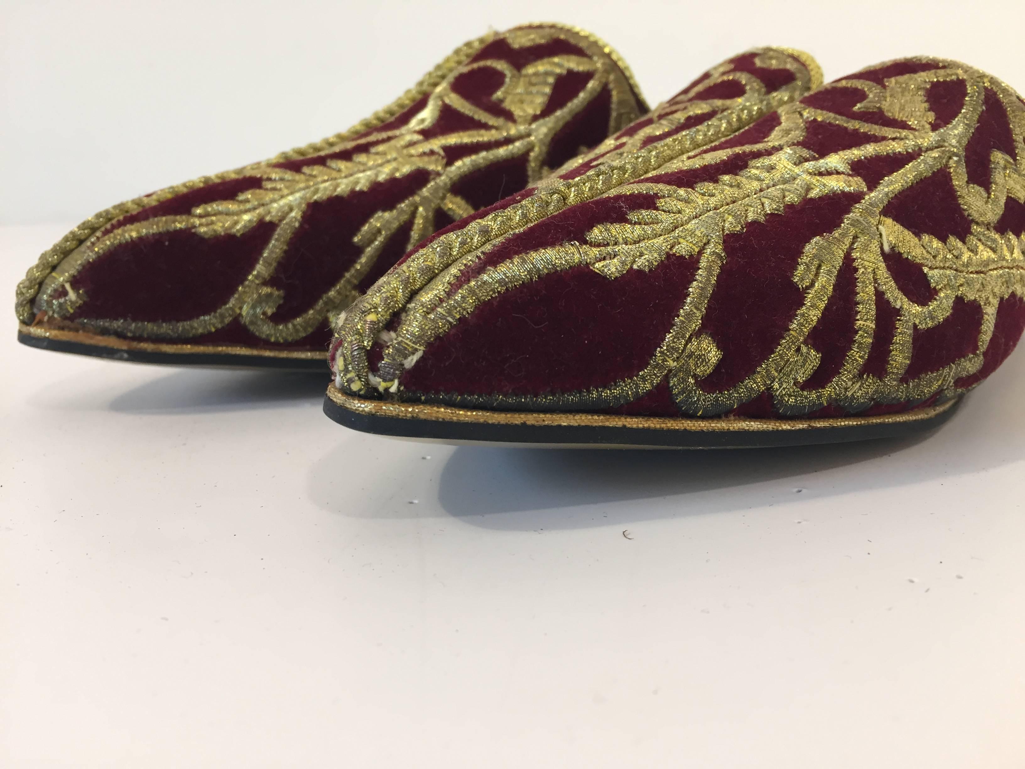 Moroccan Velvet Embroidered with Gold Metallic Thread Slippers Shoes In Good Condition For Sale In North Hollywood, CA
