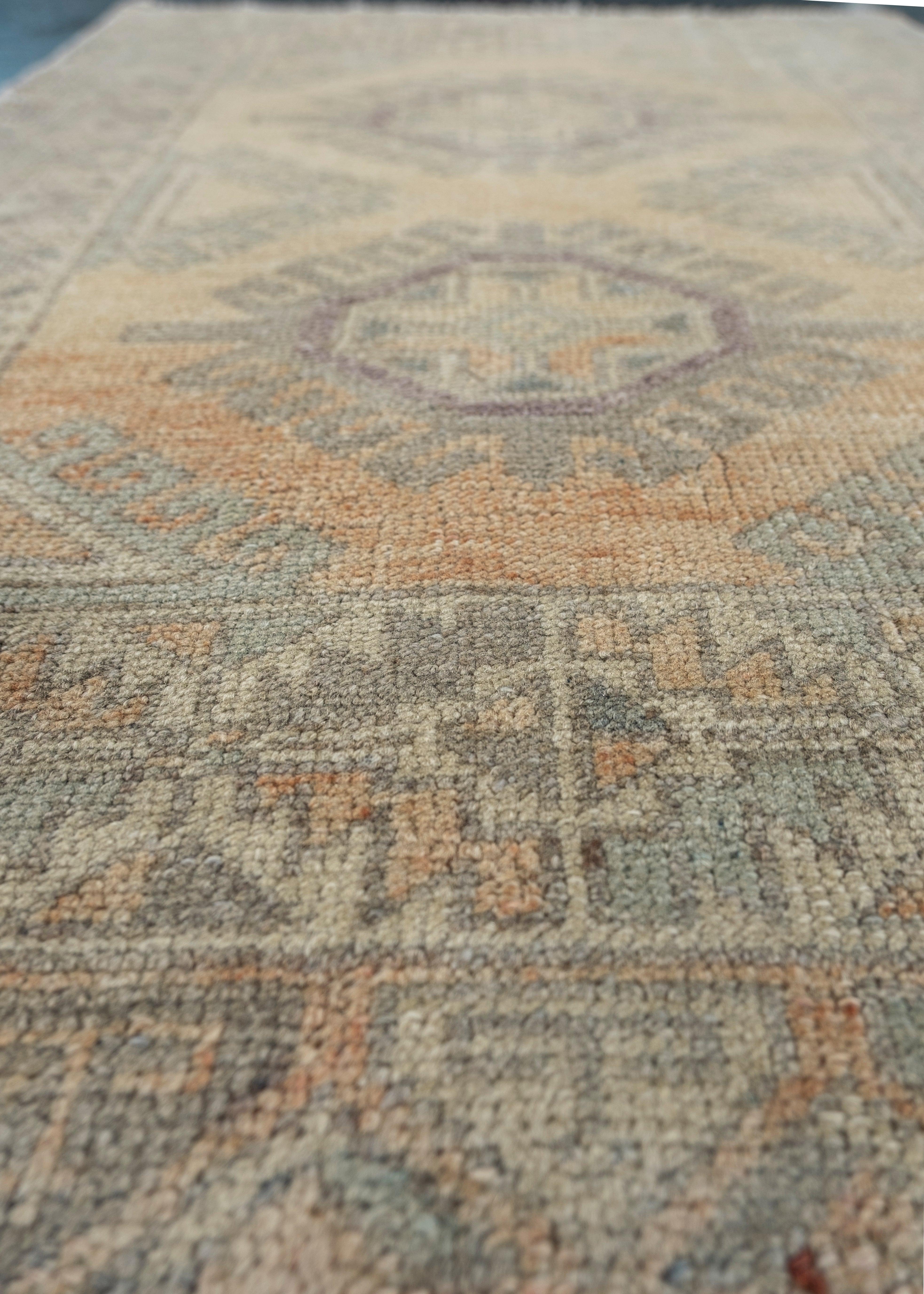Türkischer Anatolischer Vintage-Teppich 2'2