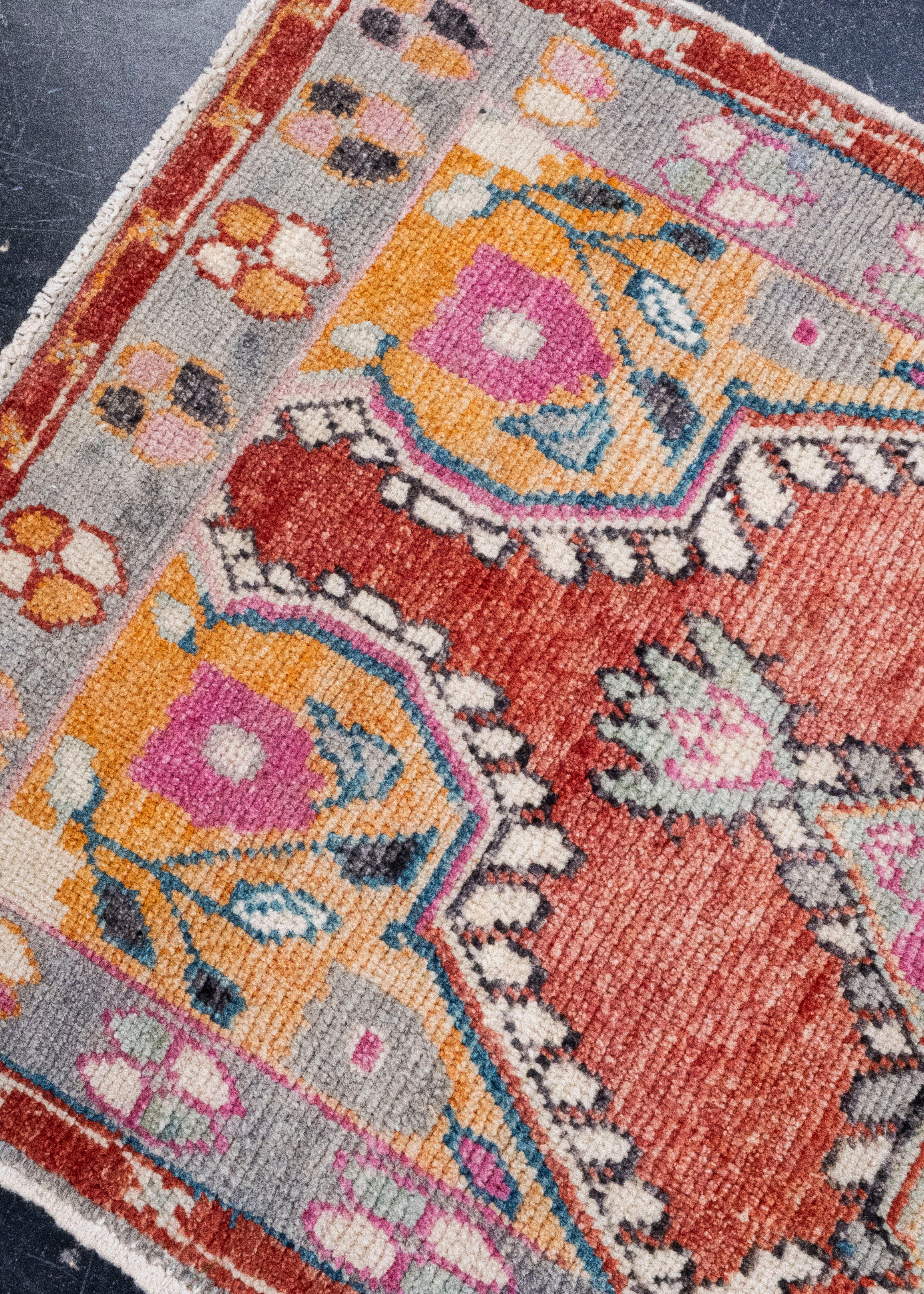 Türkischer Anatolischer Vintage-Teppich 2'4