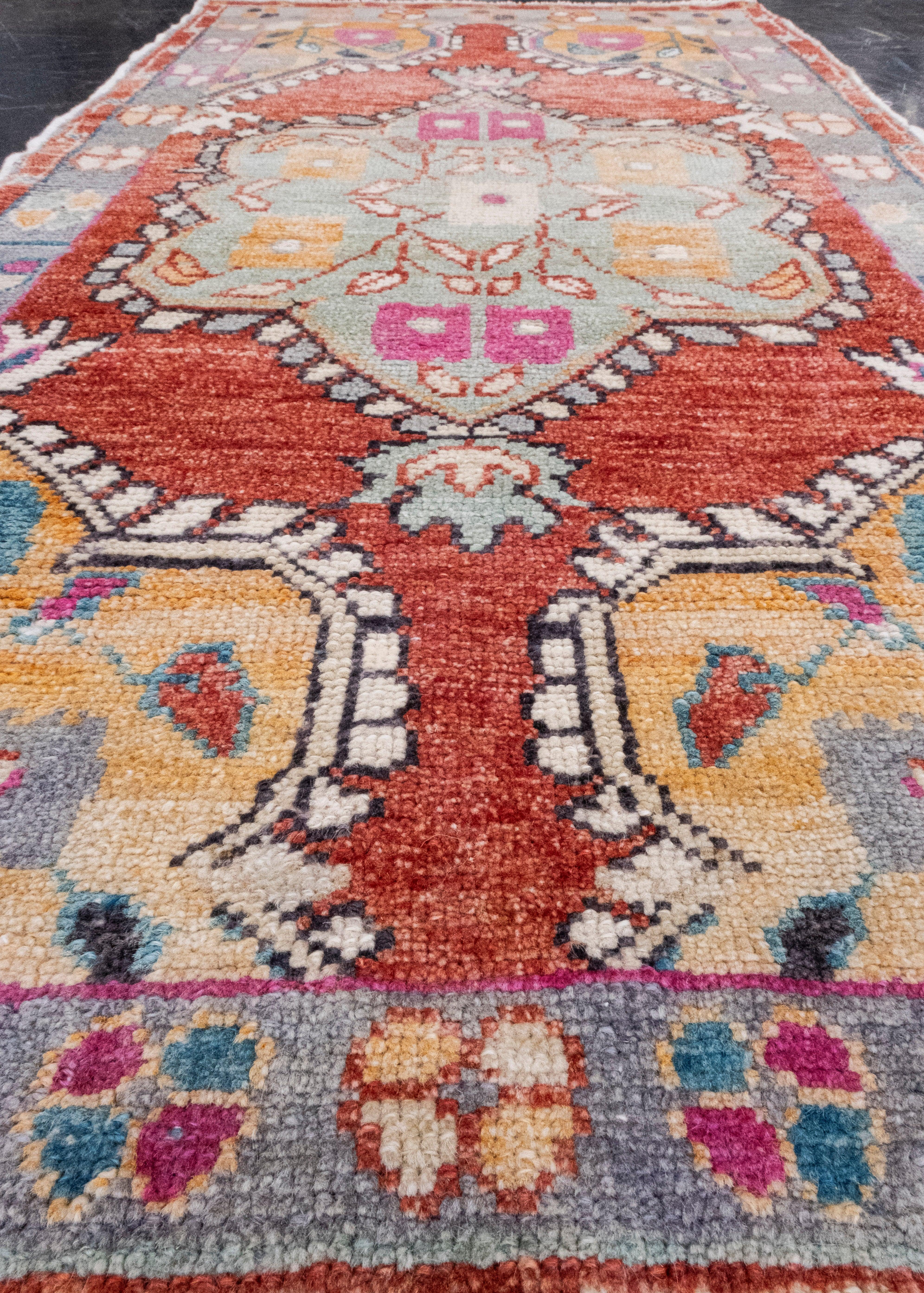 Türkischer Anatolischer Vintage-Teppich 2'4