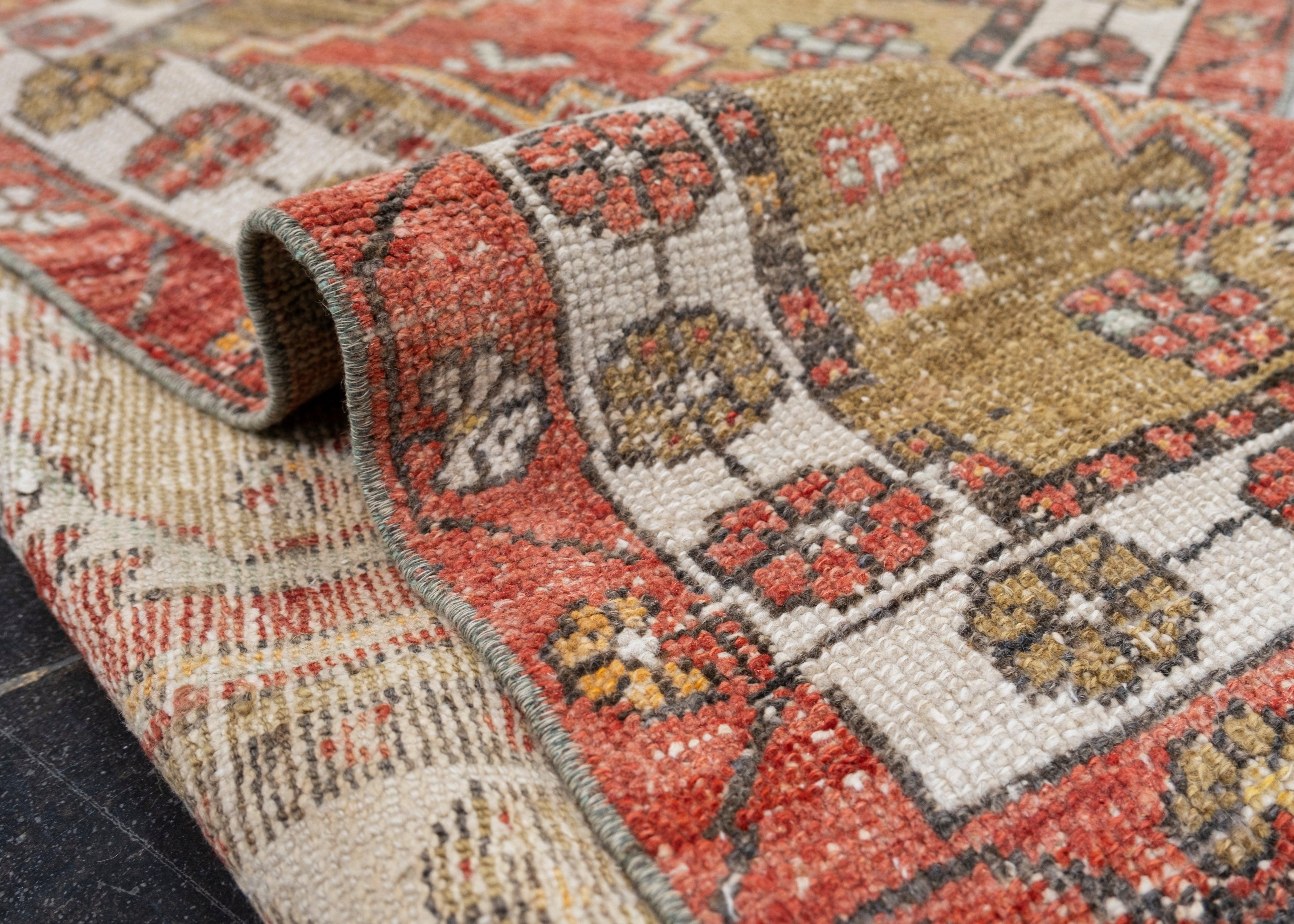 Türkischer Anatolischer Vintage-Teppich 2'4