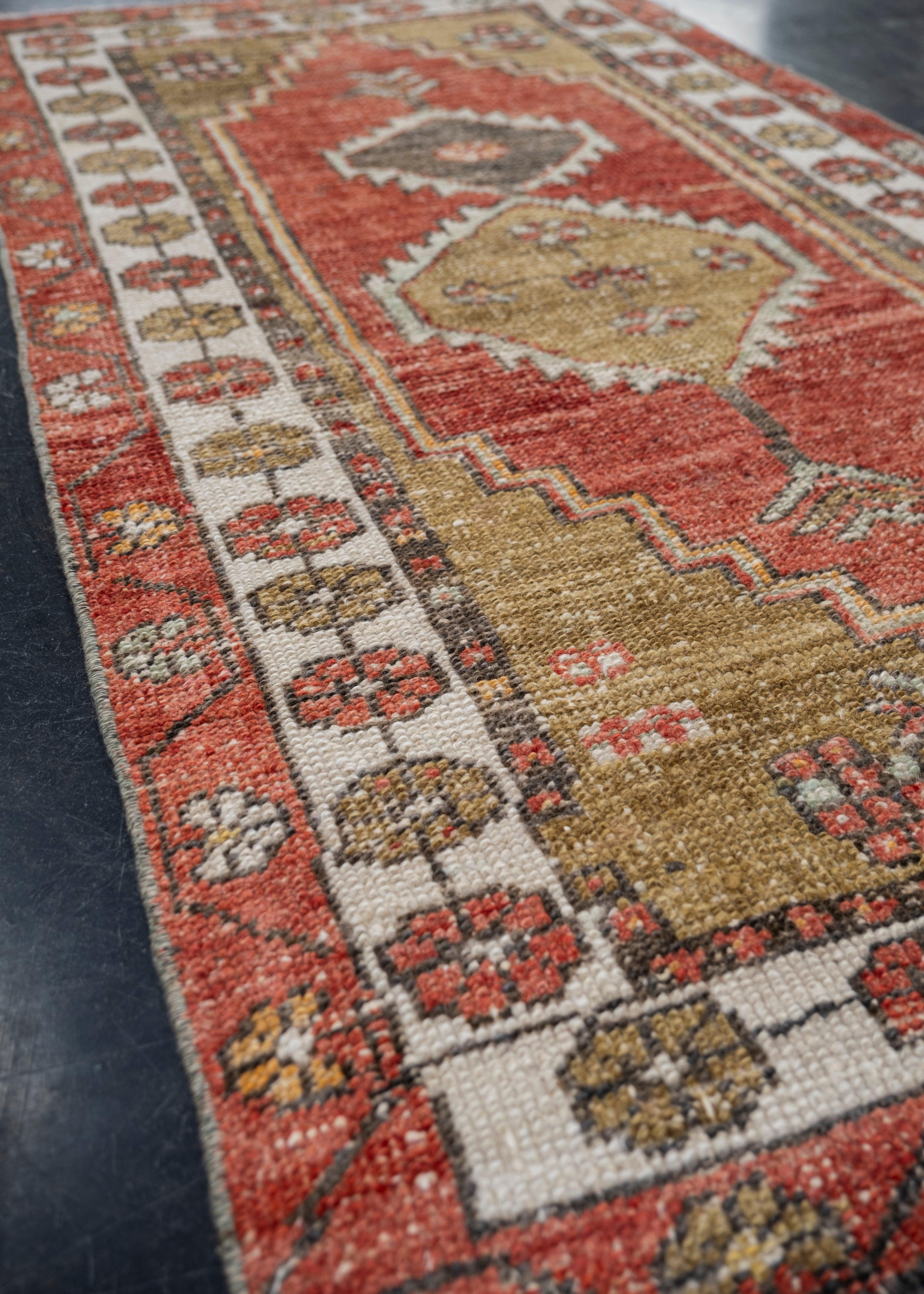 Türkischer Anatolischer Vintage-Teppich 2'4