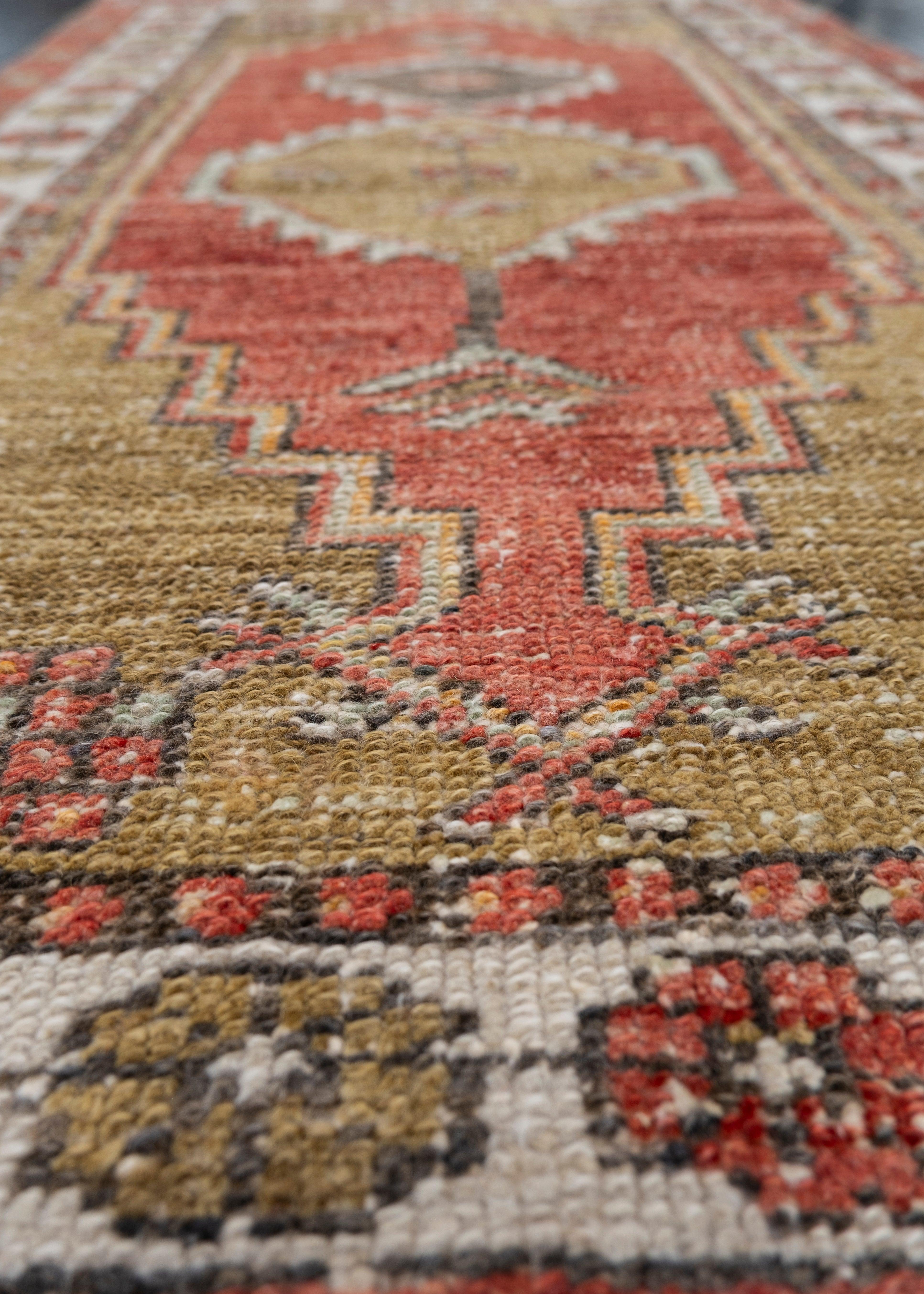 Türkischer Anatolischer Vintage-Teppich 2'4