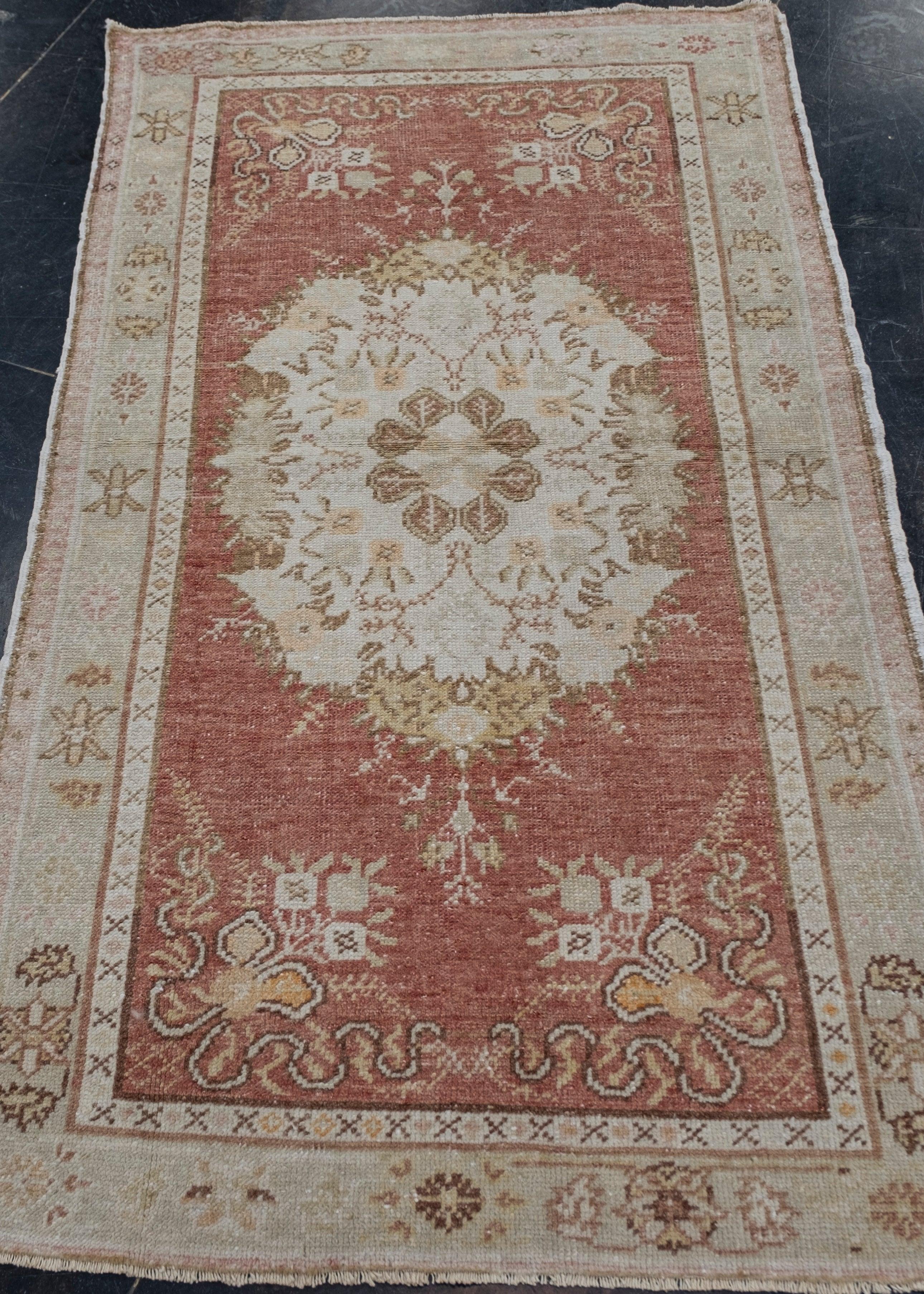 Türkischer Anatolischer Vintage-Teppich 3' x 5'6
