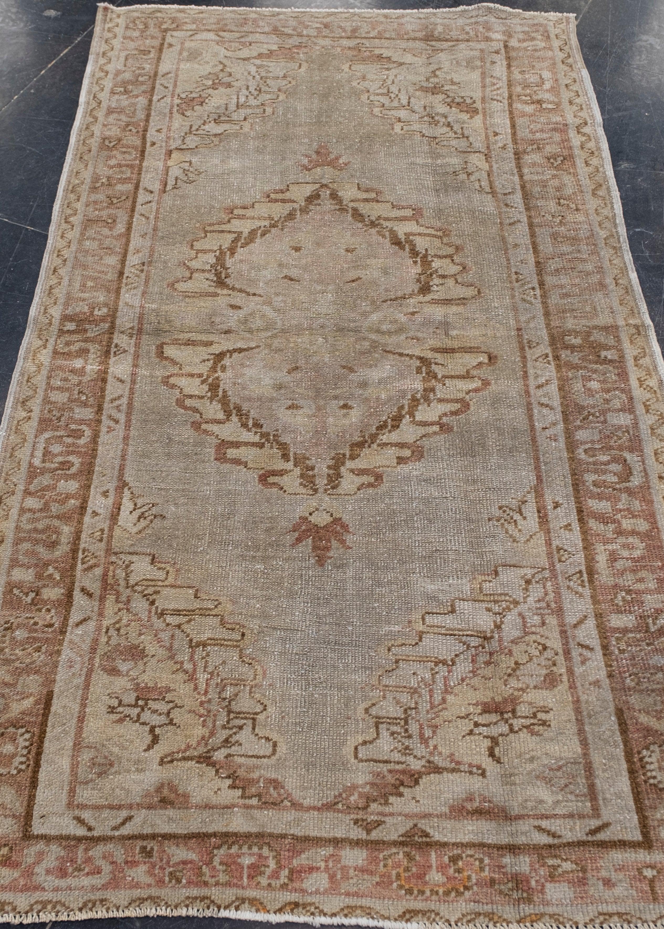 Türkischer Anatolischer Vintage-Teppich 3'3