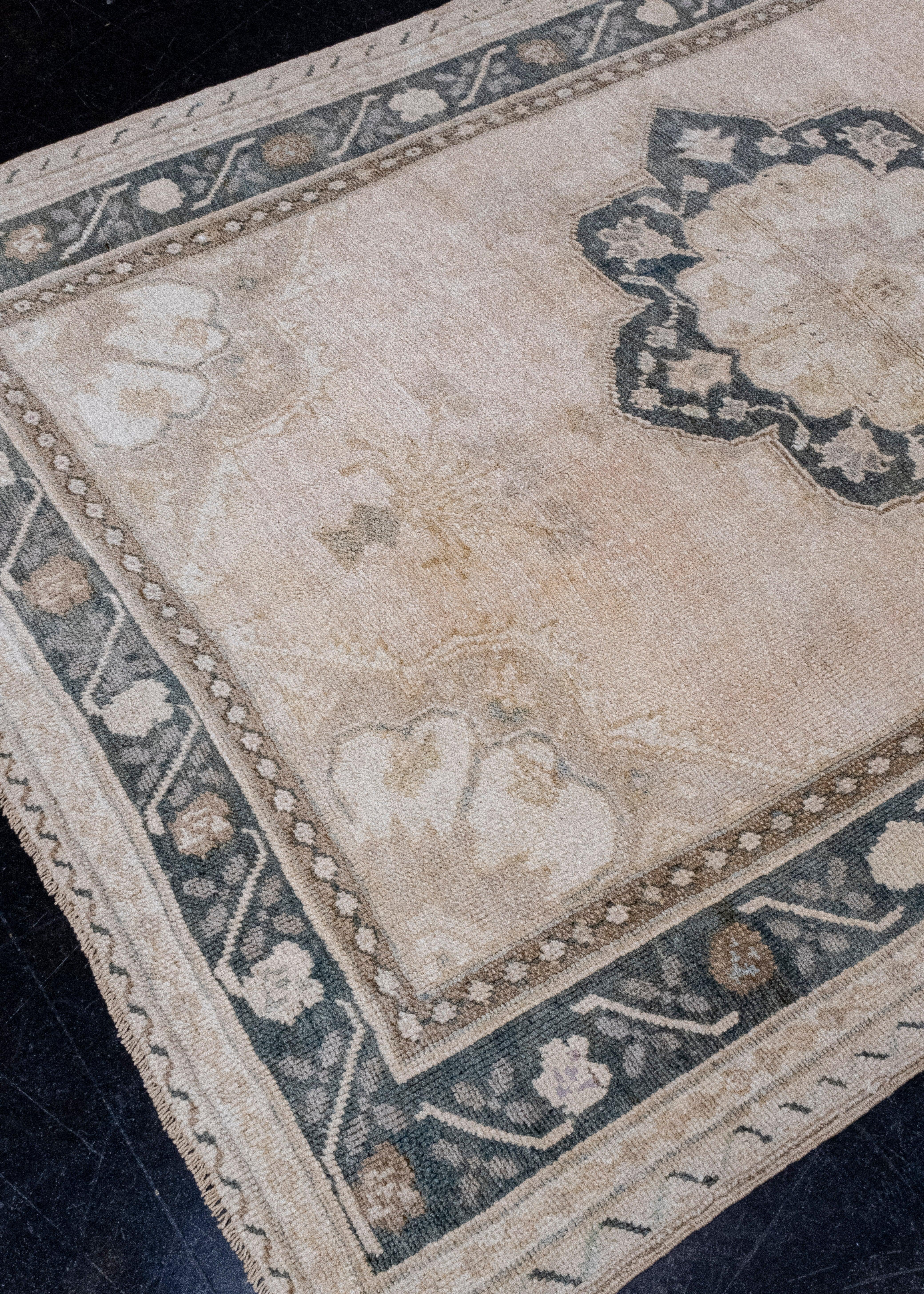 Türkischer Anatolischer Vintage-Teppich 4' x 5'11