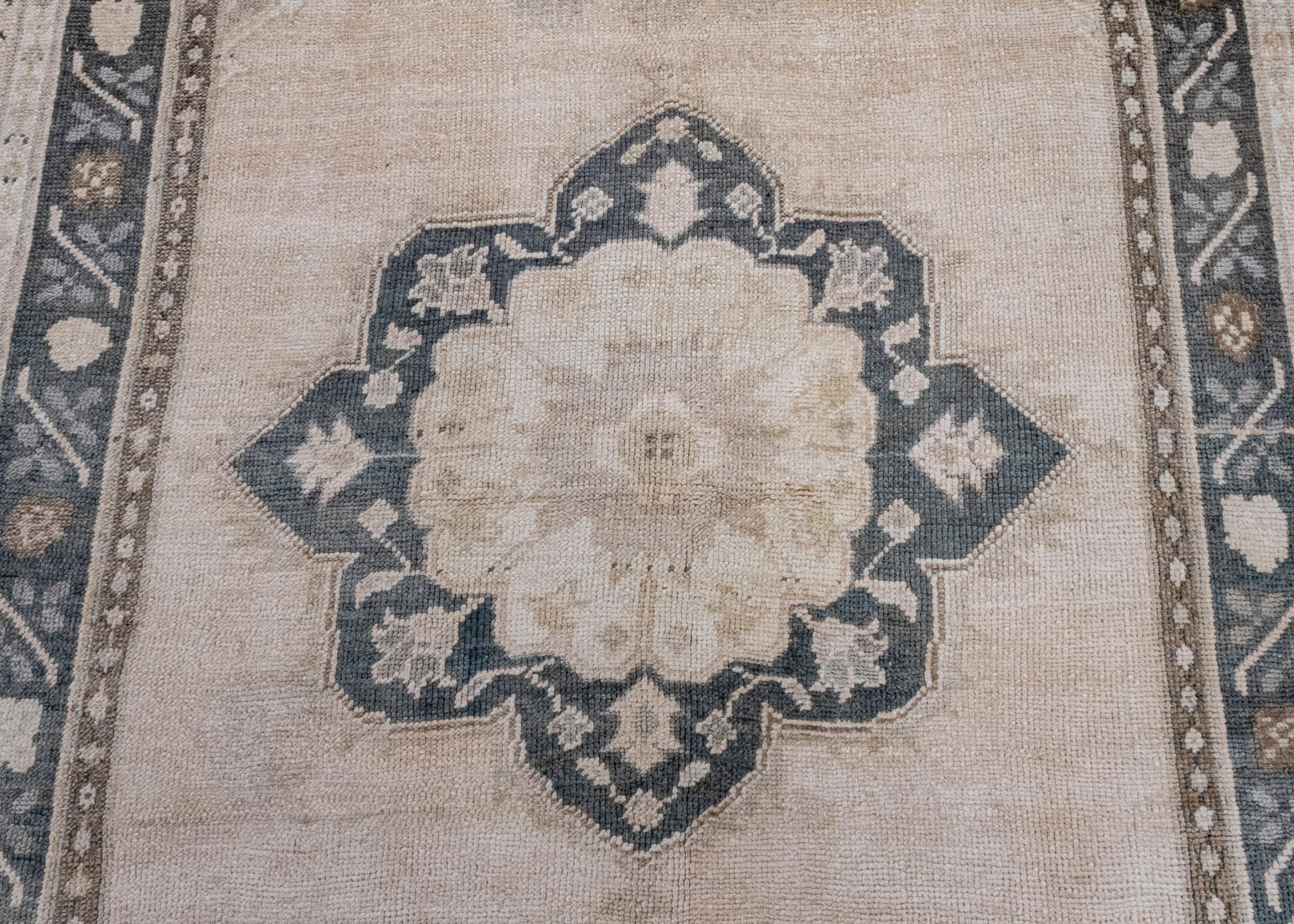Türkischer Anatolischer Vintage-Teppich 4' x 5'11