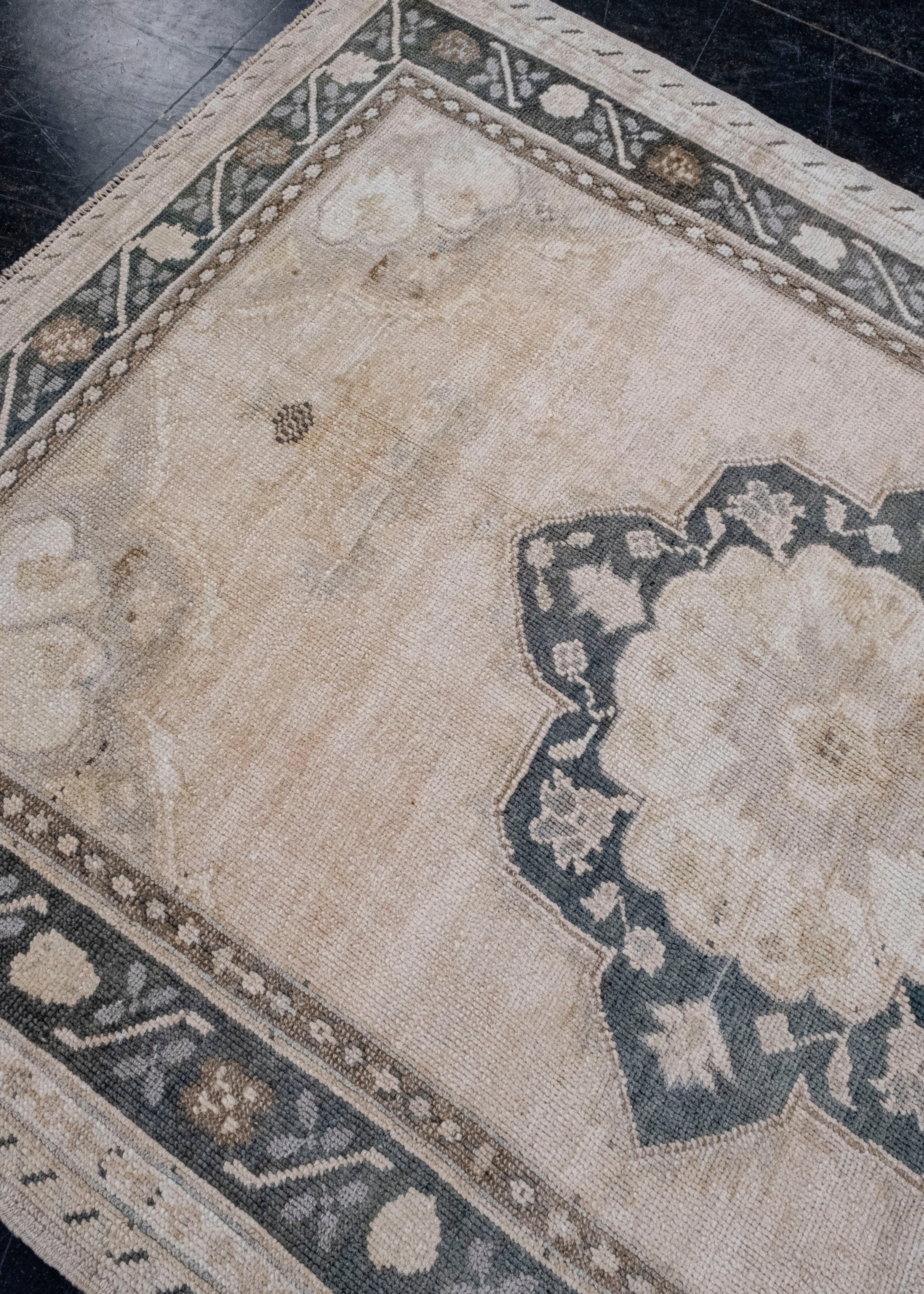 Türkischer Anatolischer Vintage-Teppich 4' x 5'11