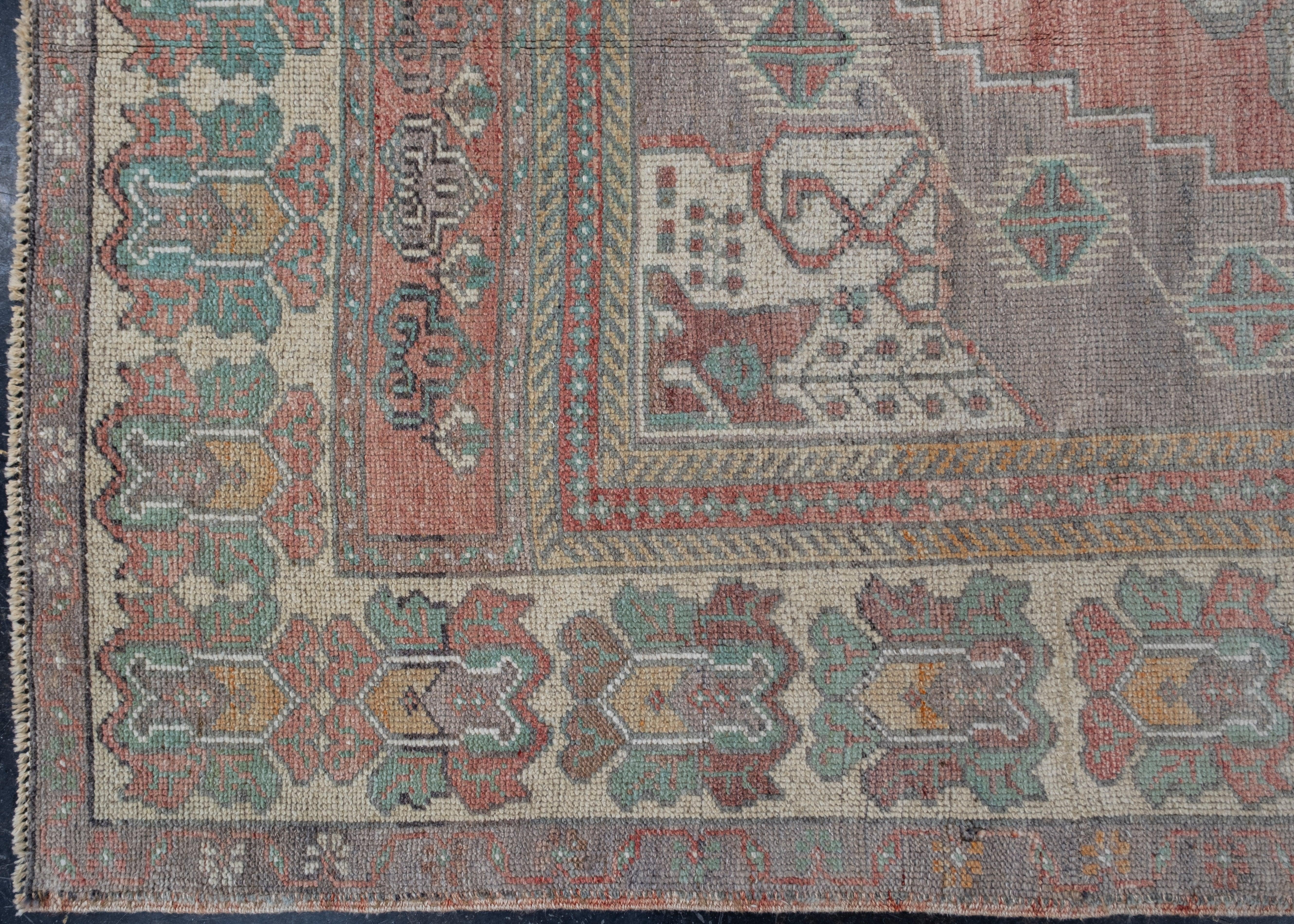 Türkischer Anatolischer Vintage-Teppich 4'7