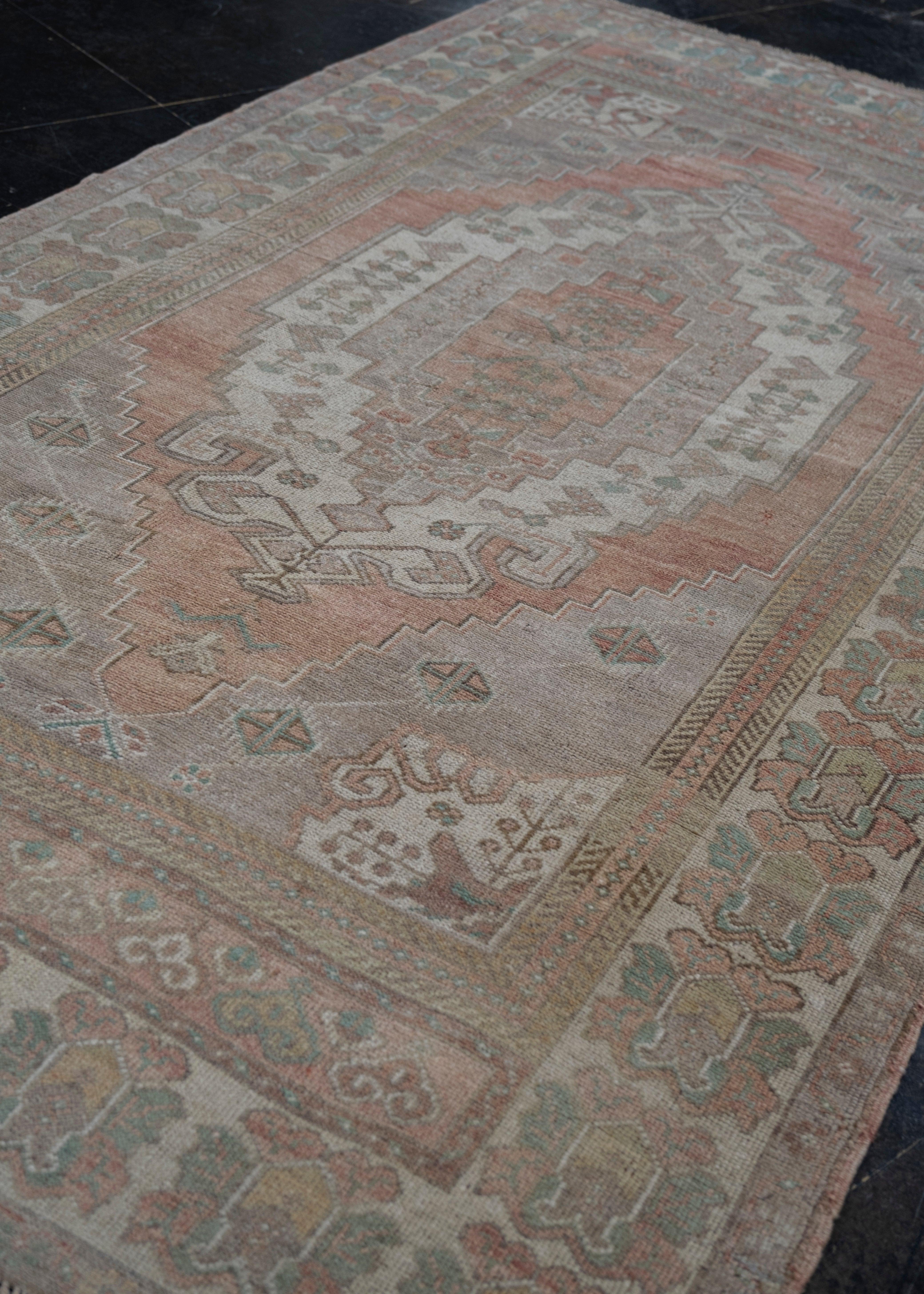 Türkischer Anatolischer Vintage-Teppich 4'7