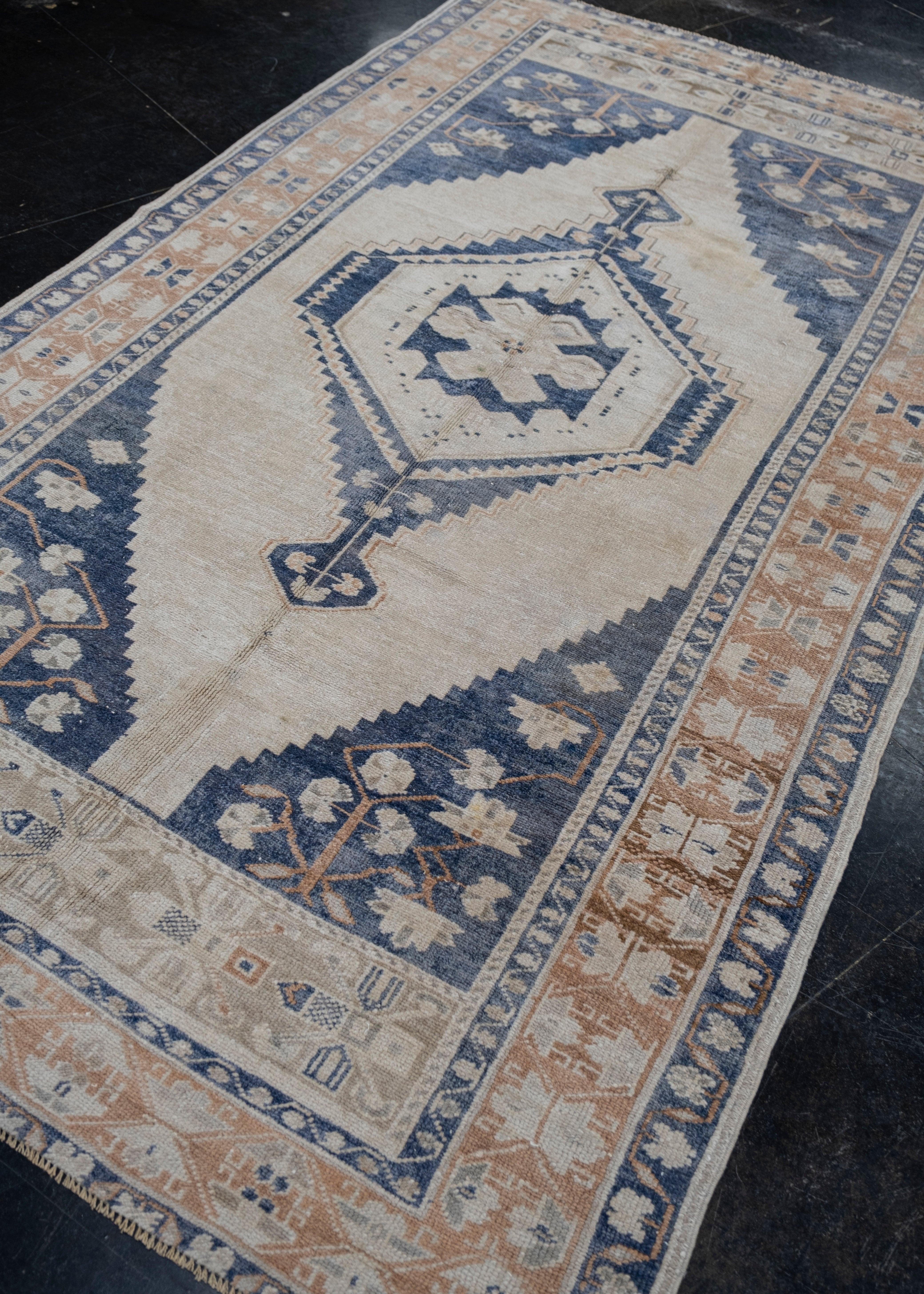 Türkischer Anatolischer Vintage-Teppich 5'1