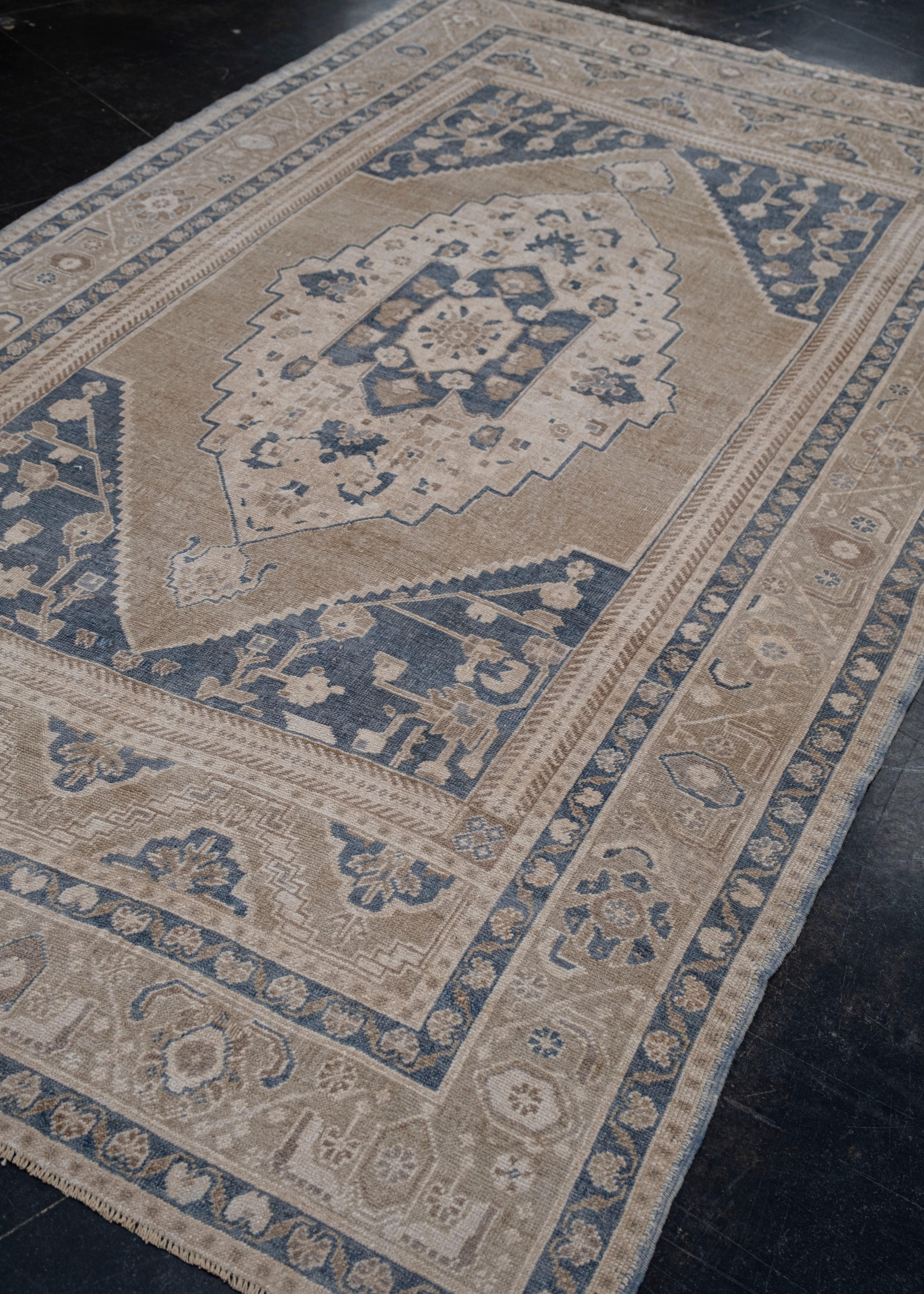 Türkischer Anatolischer Vintage-Teppich 5'11