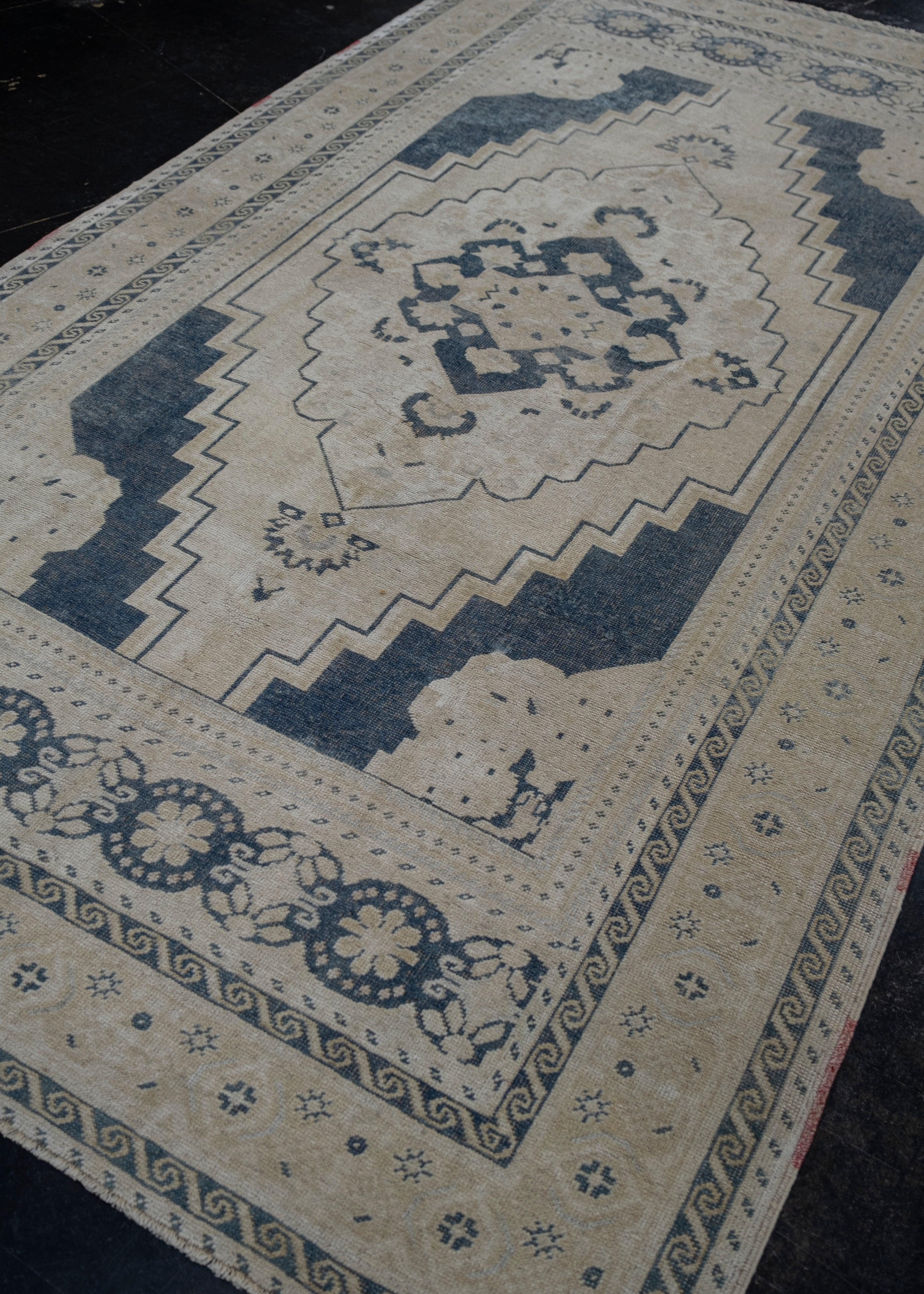Türkischer Anatolischer Vintage-Teppich 5'7