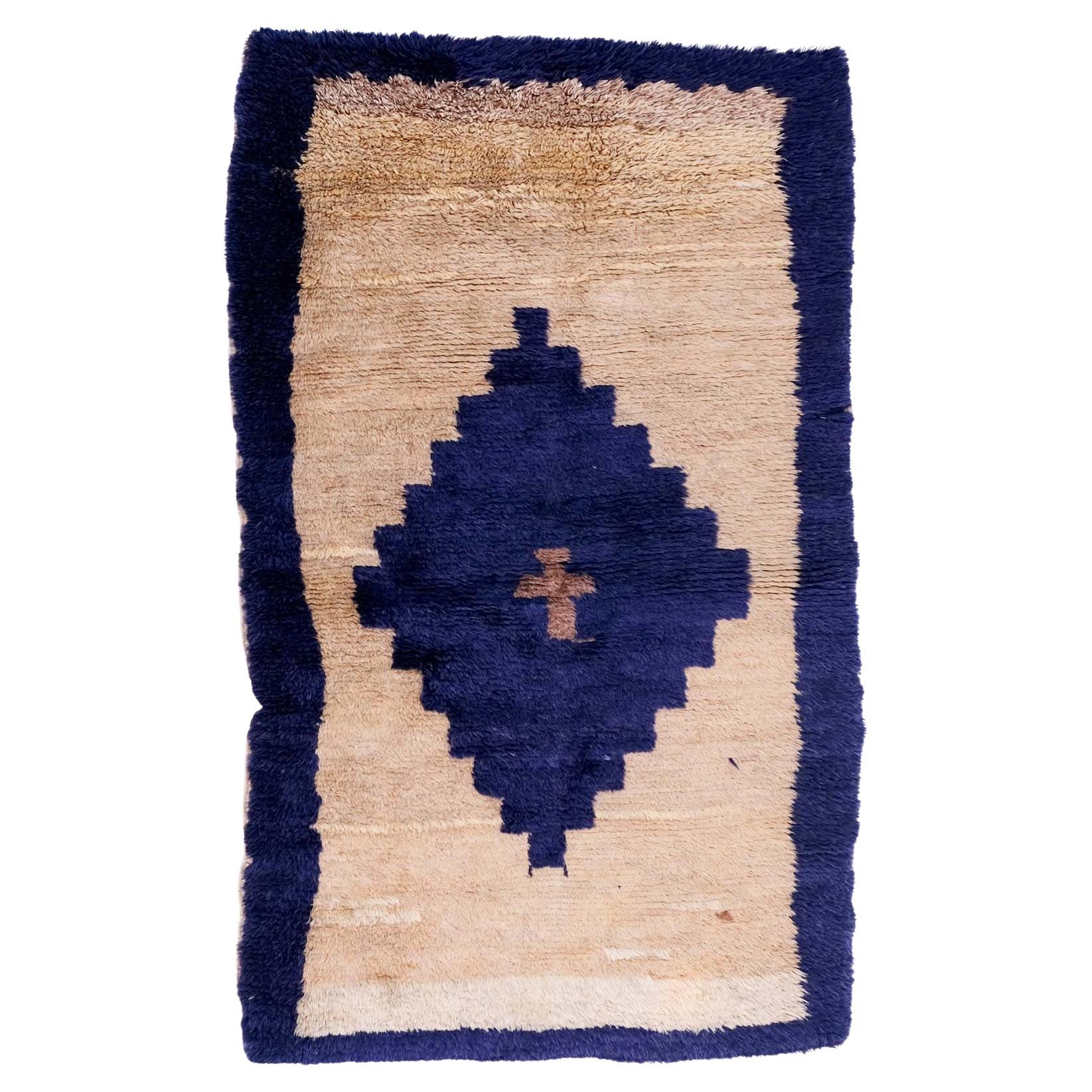 Tapis turc vintage écru et bleu en vente