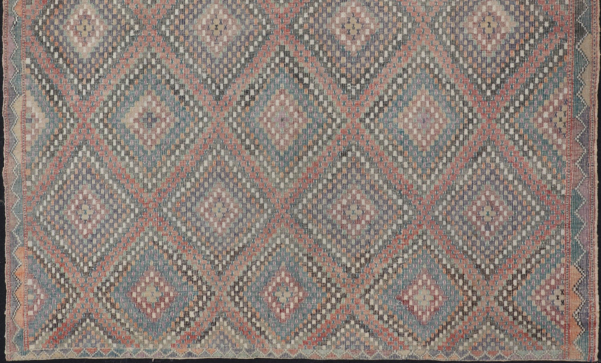 Türkischer bestickter Vintage-Kelim-Teppich mit mehrschichtigem Diamant-Design im Angebot 4