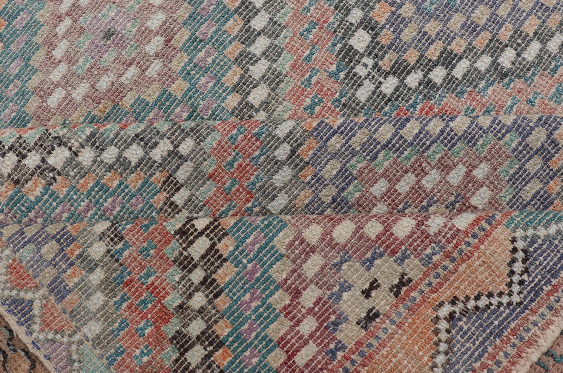 Türkischer bestickter Vintage-Kelim-Teppich mit mehrschichtigem Diamant-Design im Angebot 6