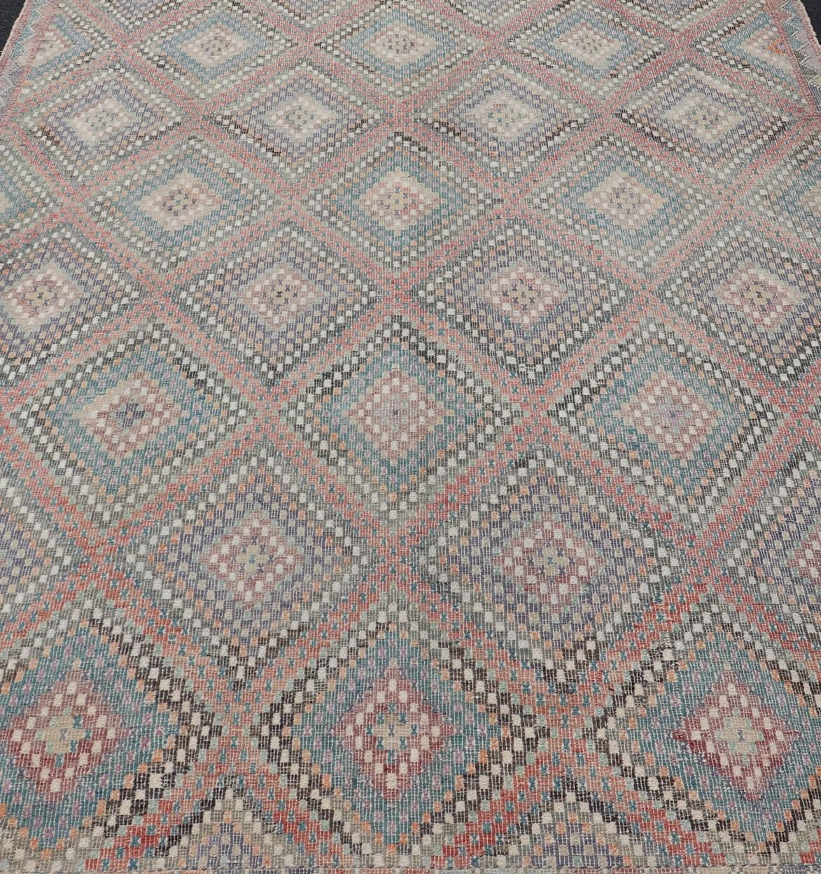 Türkischer bestickter Vintage-Kelim-Teppich mit mehrschichtigem Diamant-Design im Angebot 7