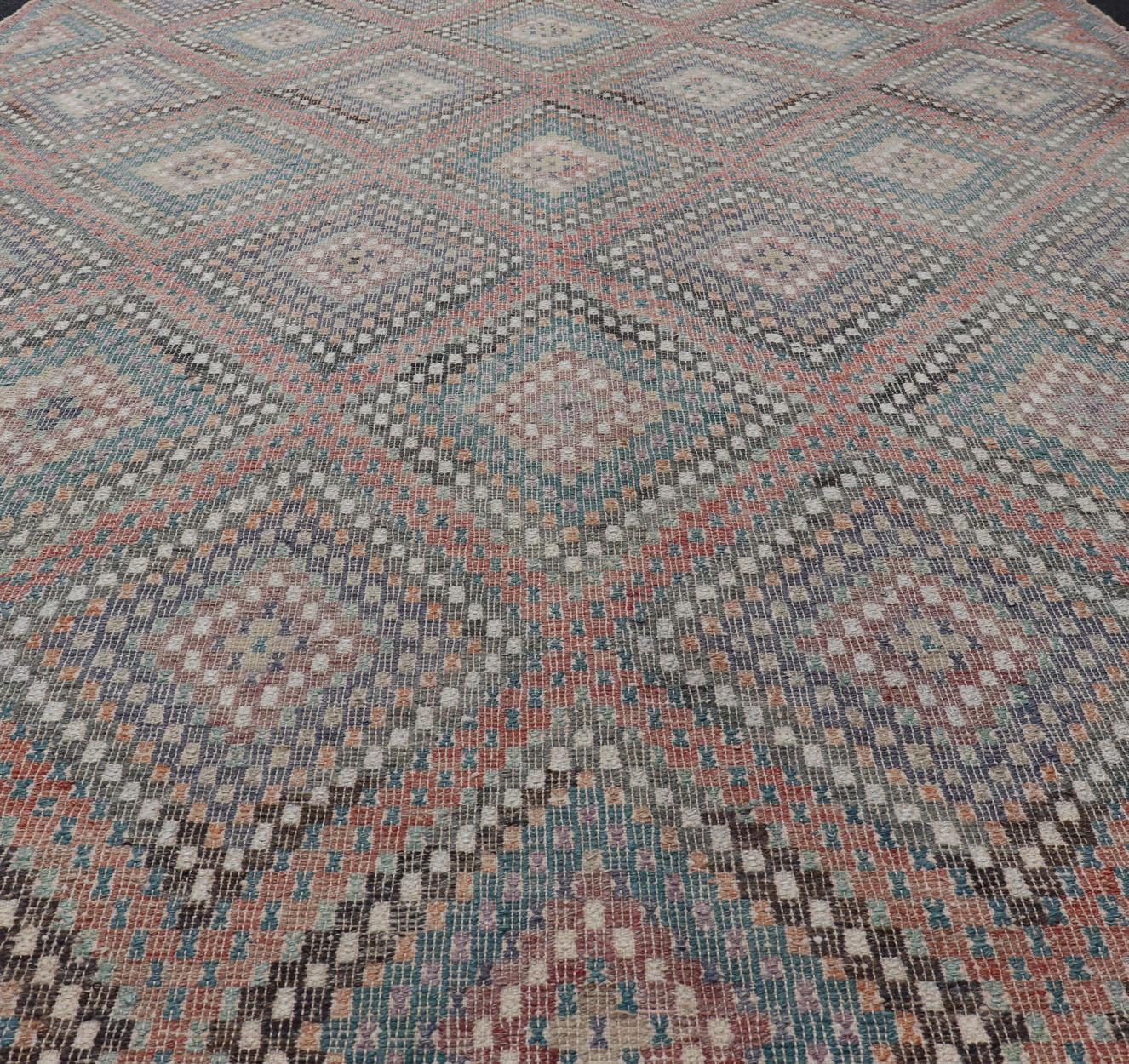 Türkischer bestickter Vintage-Kelim-Teppich mit mehrschichtigem Diamant-Design im Angebot 8